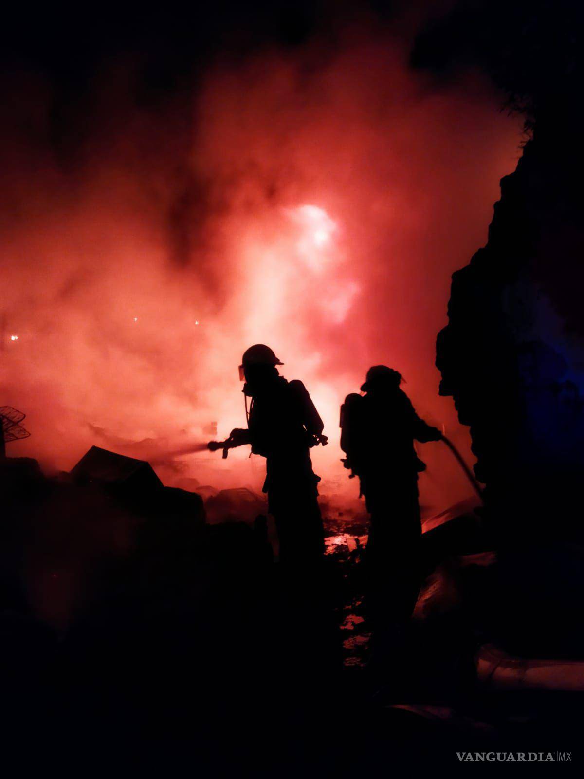 $!El incendio provocó un apagón en el sector tras afectar el cableado de la CFE.