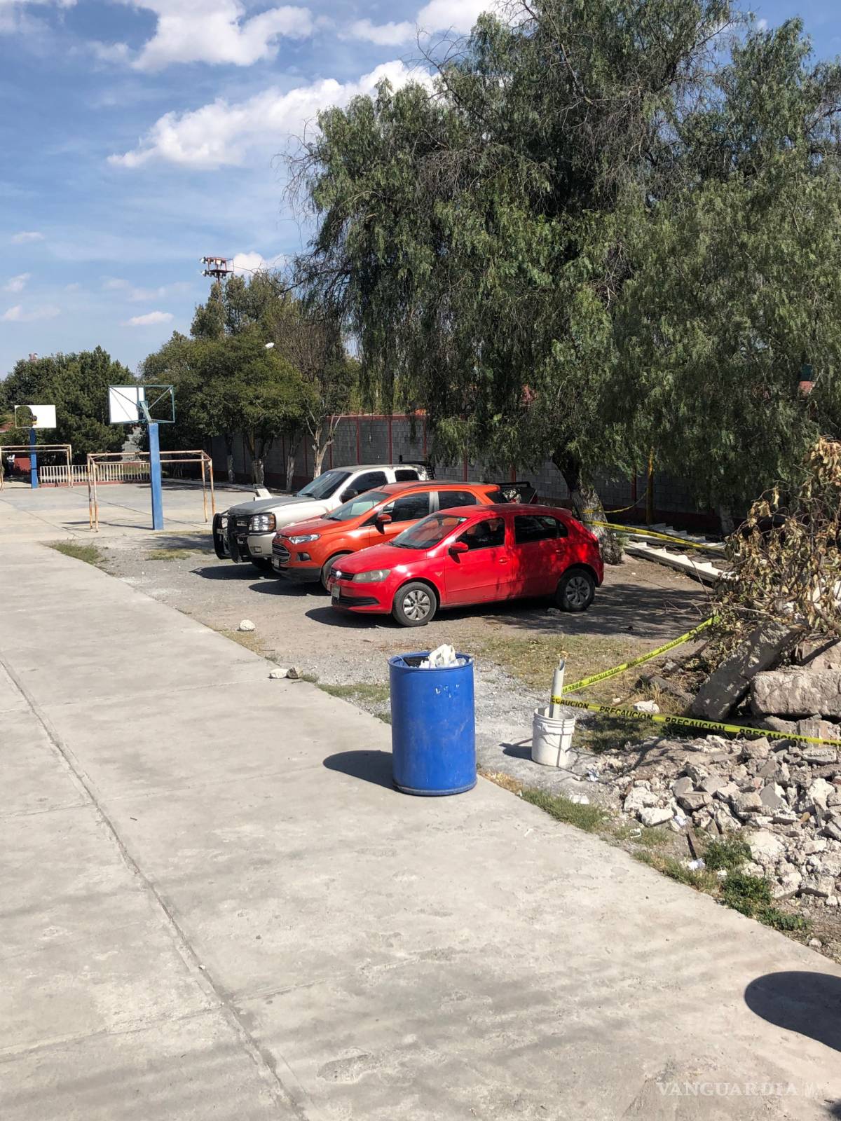 $!En Saltillo padres de familia toman escuela, acusan de maltrato a directora
