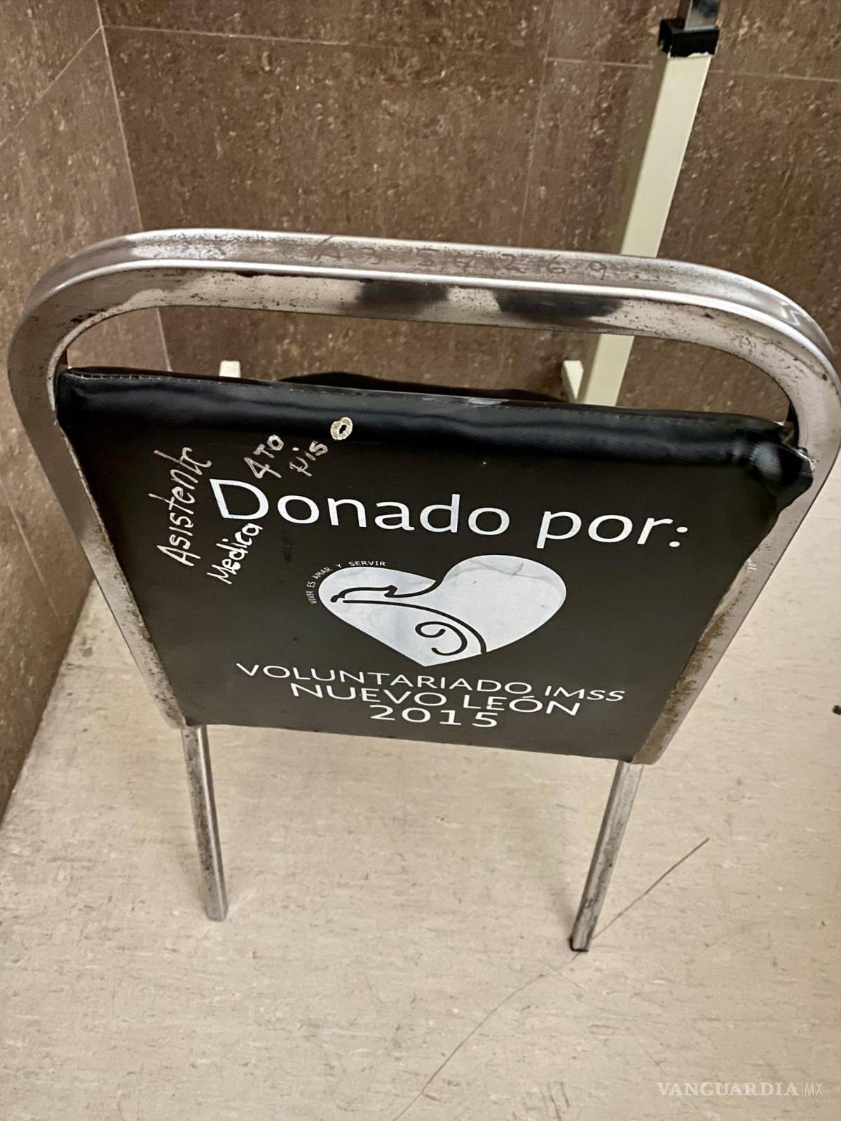 $!Sillas donde duermen los familiares de pacientes internados en el IMSS.