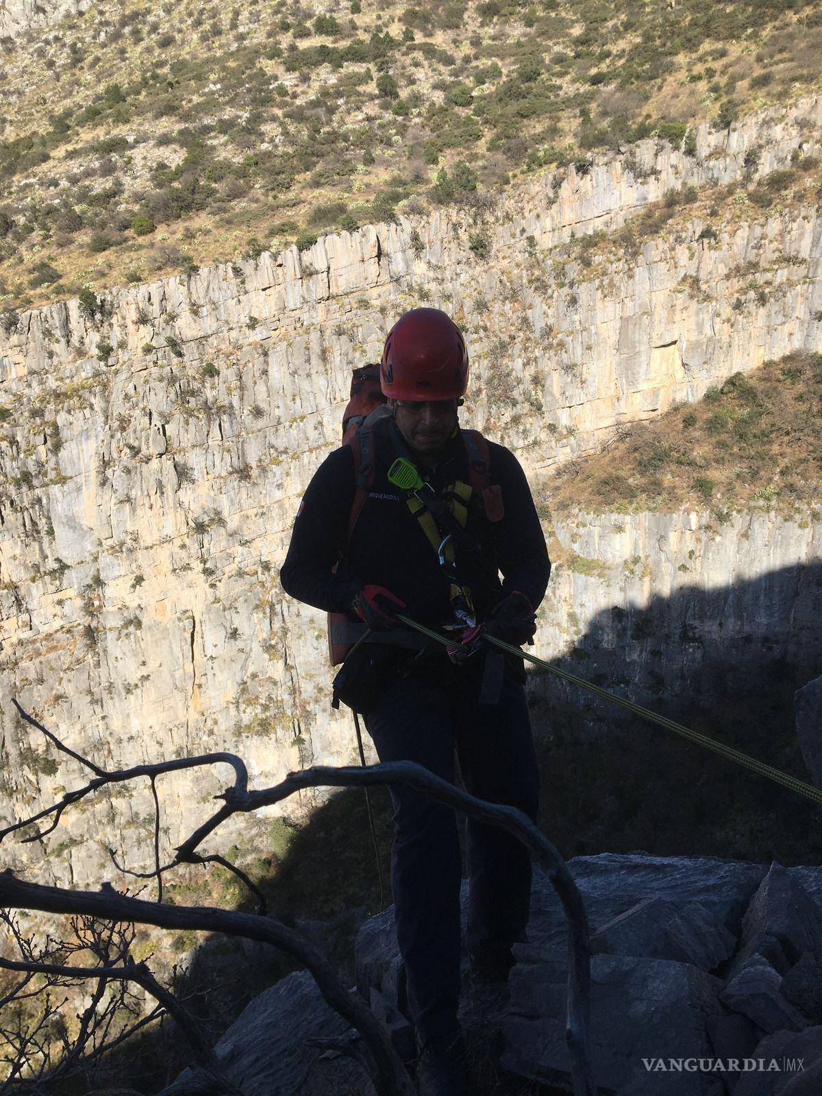 $!Daniel Eduardo Chávez Palacios fue auxiliado con hidratación y alimentos antes de ser asegurado con un arnés para su rescate exitoso.