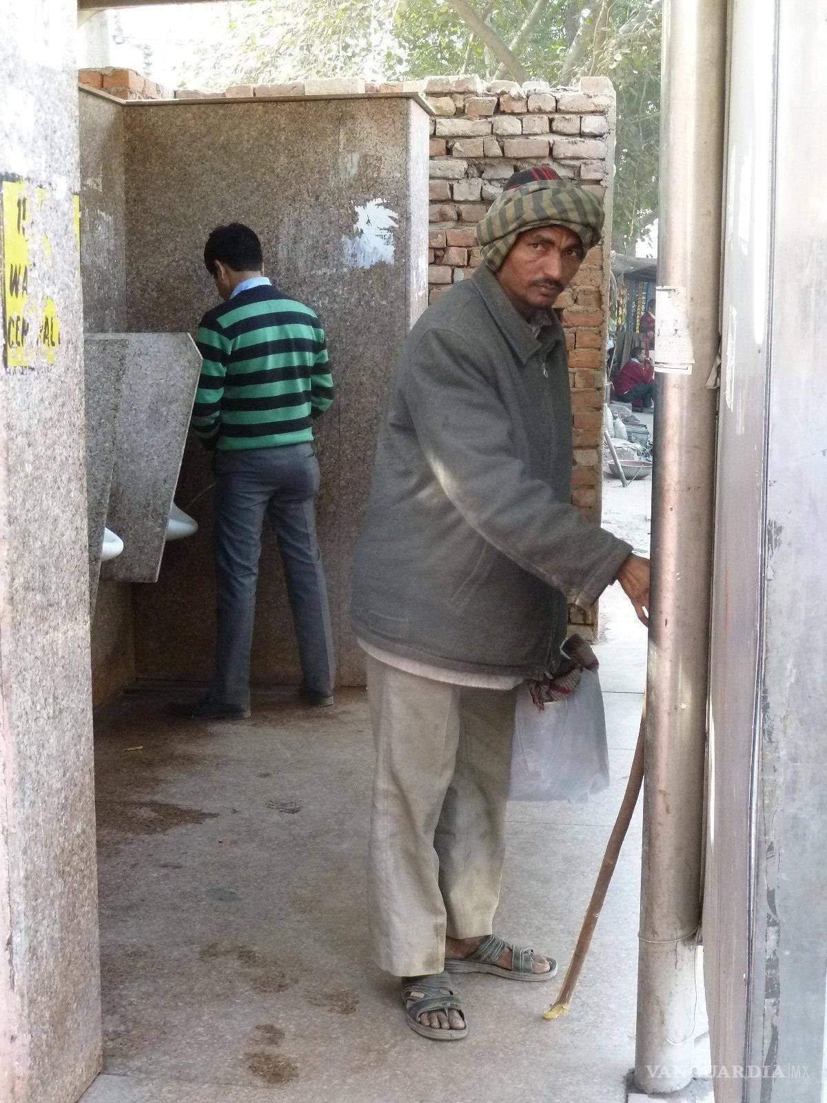 $!La India es el país donde más gente se ve obligada a hacer sus necesidades en la calle. En la imagen, urinario público para hombres en un barrio de Nueva Delhi. EFE/Luis Ángel Reglero