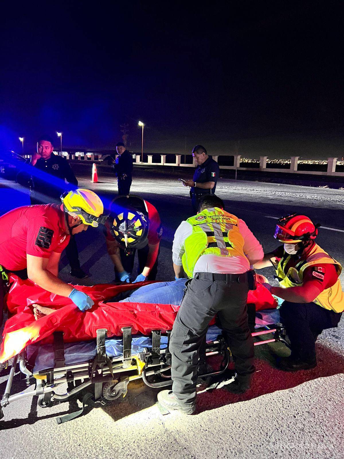 $!La víctima fue trasladada de urgencia al Hospital General de Saltillo, donde permanece en estado crítico.