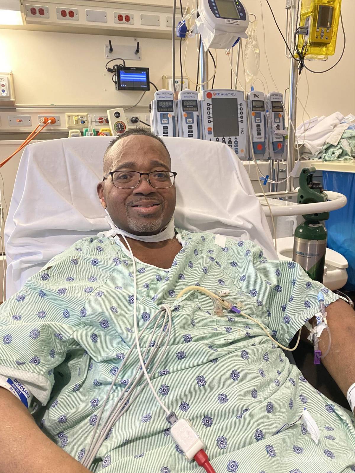 $!Dennis Deer, de 51 años de edad, que presenta una afección que se conoce como “situs inversus” recibió dos pulmones nuevos.