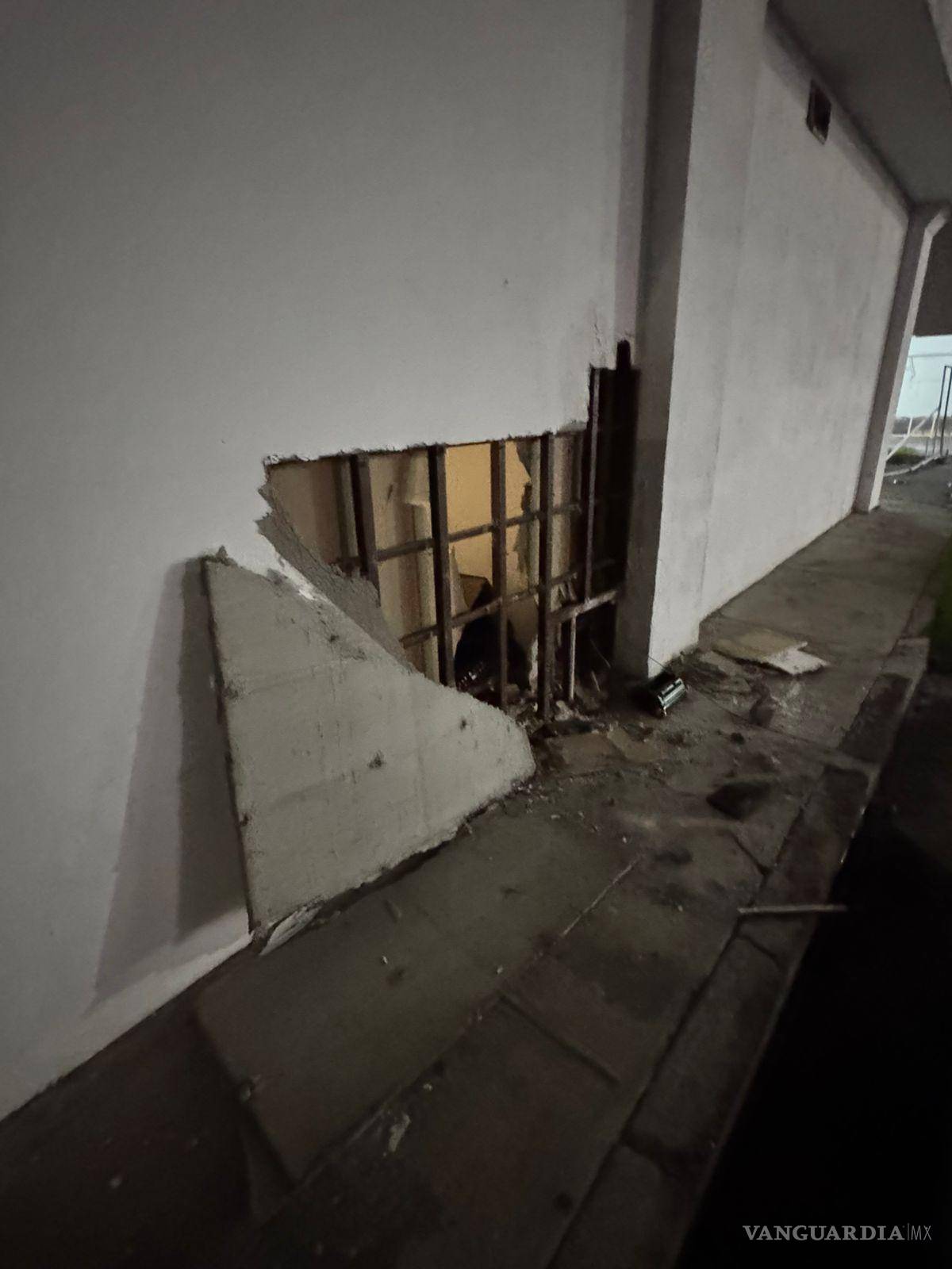 $!Los policías escucharon ruidos en el interior y detectaron un boquete en la parte posterior del banco.