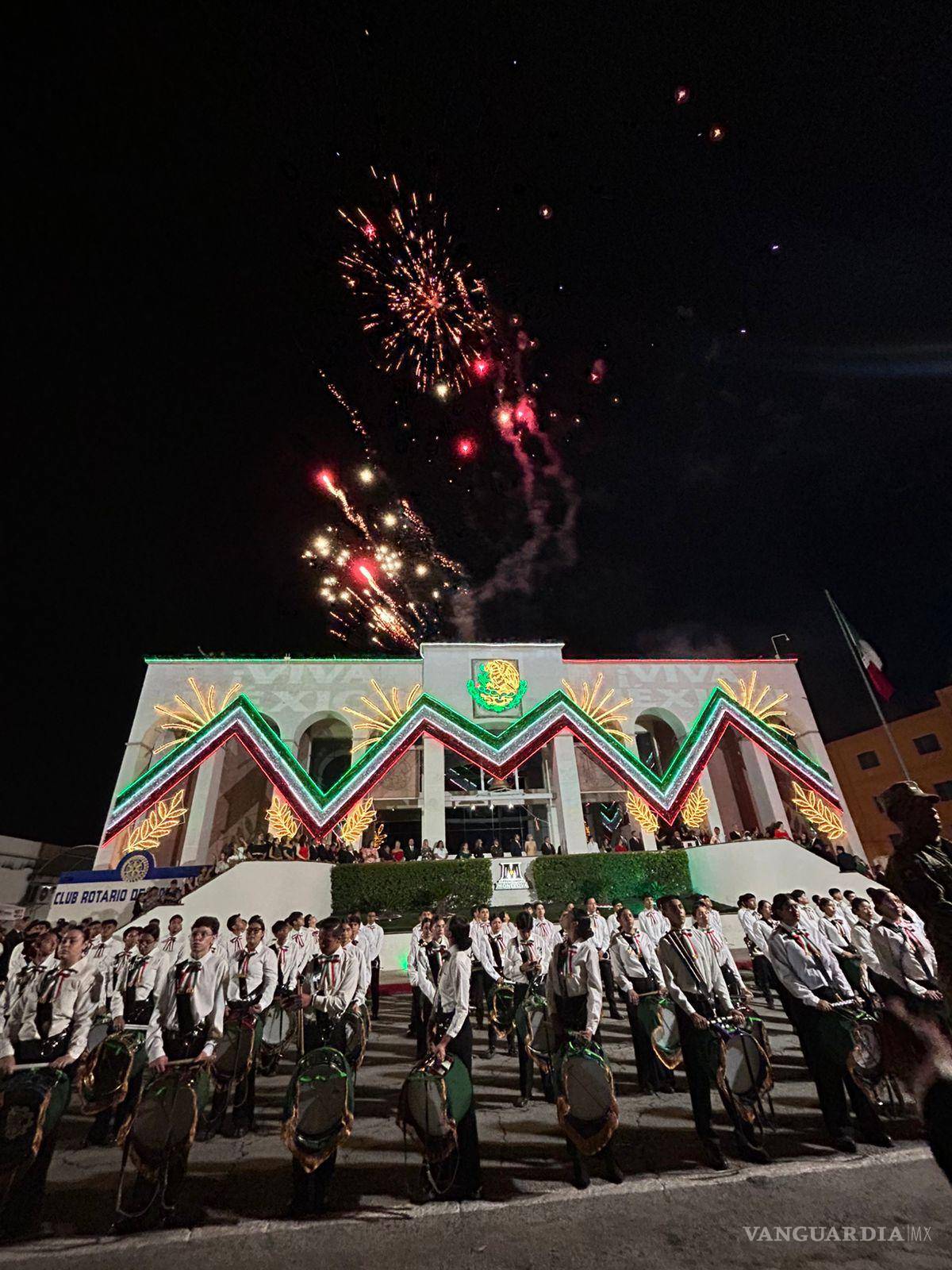$!La Banda de Guerra Monumental, con más de 150 jóvenes, cautivó al público con su disciplina y energía patriótica.