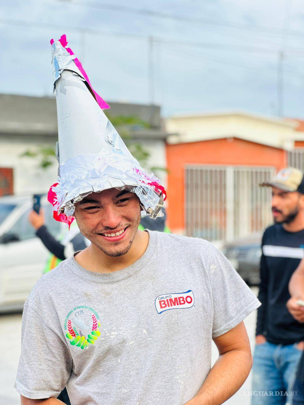 $!Un momento de alegría, en medio de la peligrosa odisea que enfrentan, vivieron los migrantes.