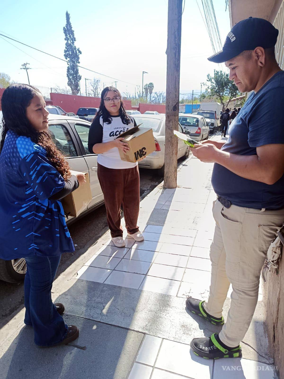 $!Los universitarios distribuyeron información para dar a conocer los servicios que se ofrecen en el Centro Comunitario.