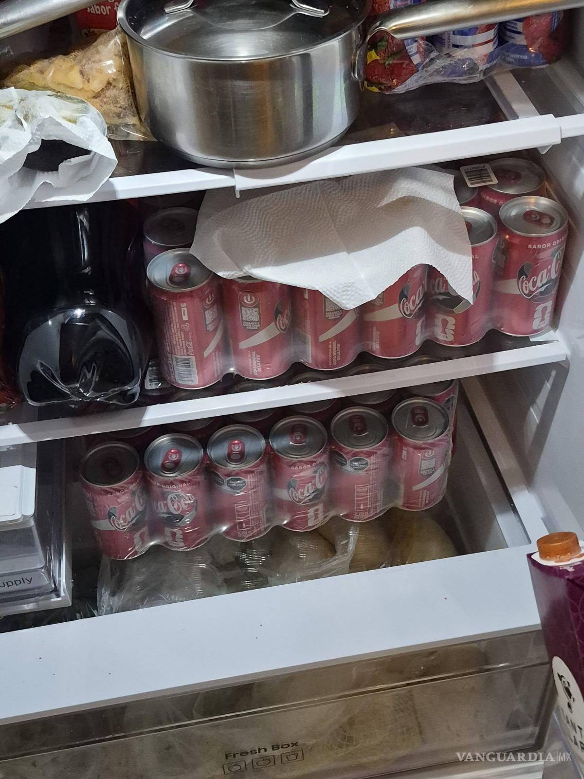$!La capacitadora electoral compra con su propio dinero. cafés, refrescos, jugos y bocadillos para agradecer a quienes aceptaron participar como funcionarios de casilla.
