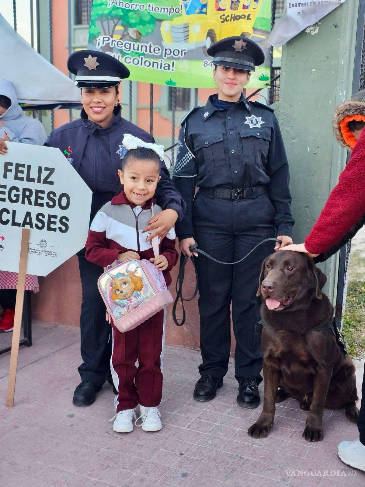 $!Binomios caninos también apoyaron la vigilancia en el regreso a clases.
