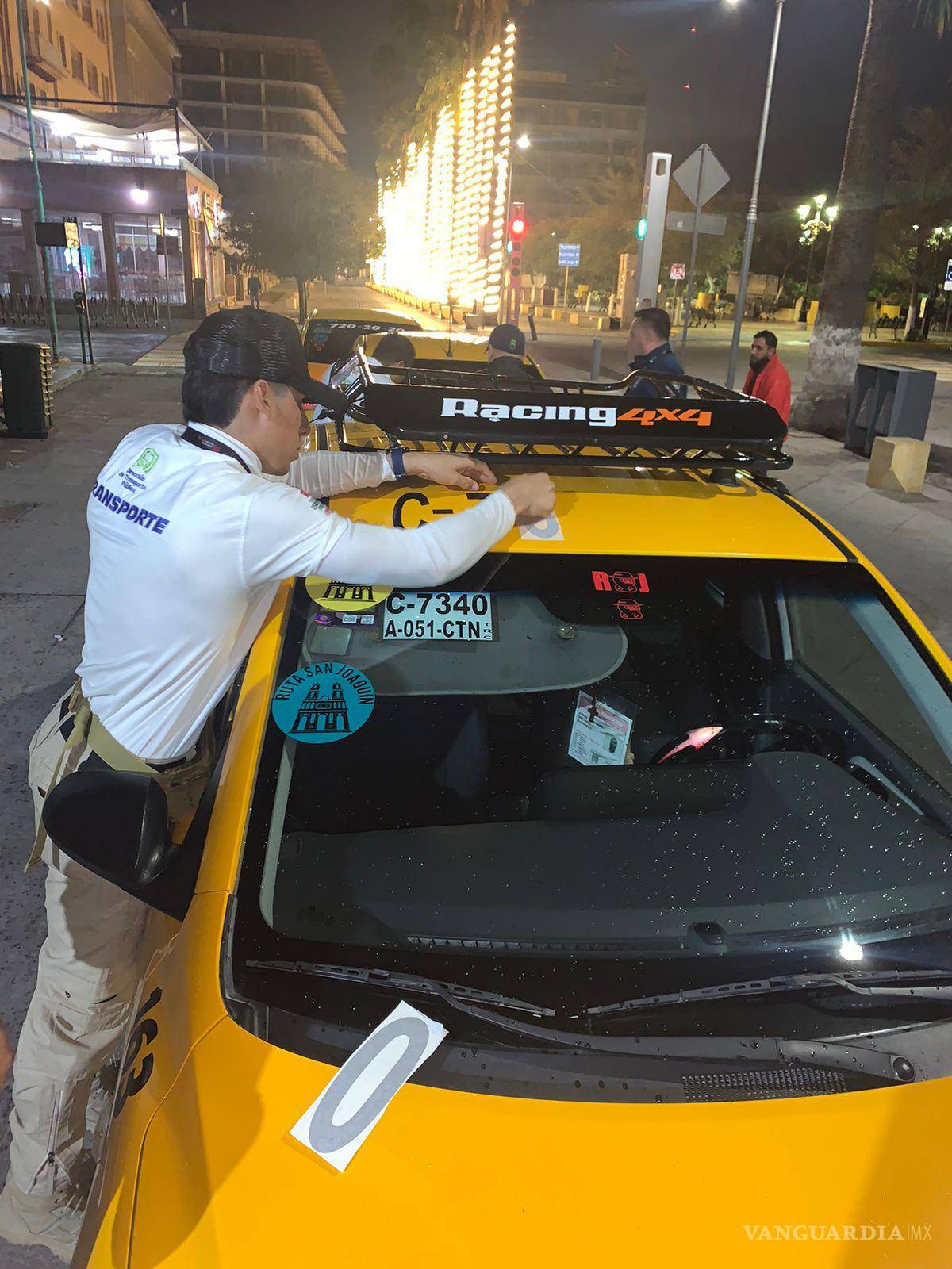 $!Operadores con chaleco reflejante atienden a usuarios en áreas delimitadas del Centro.