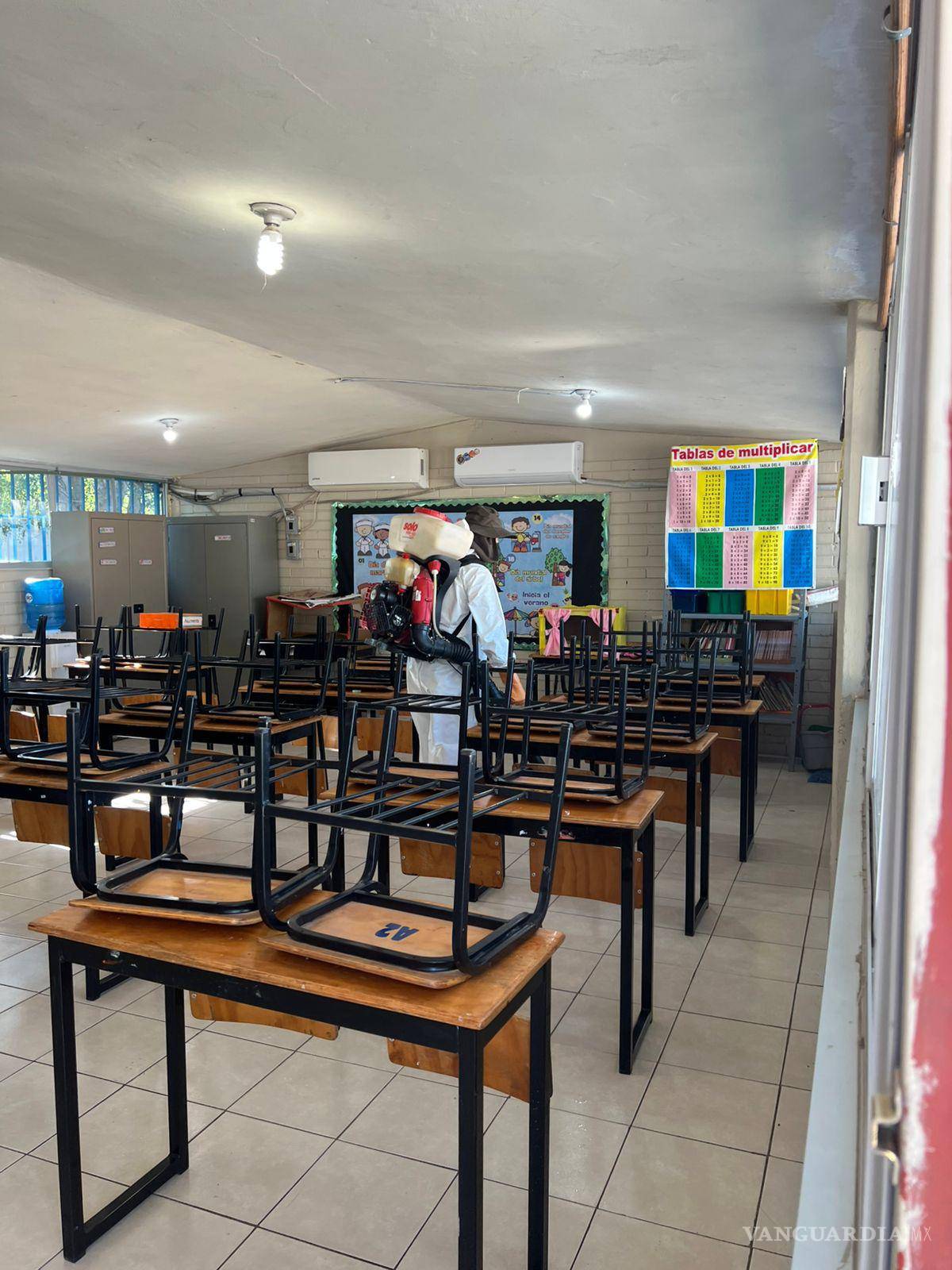 $!El Departamento de Vectores mantiene operativos de fumigación y abatización en depósitos de agua, además de acciones preventivas en escuelas de la localidad para reforzar la protección sanitaria.