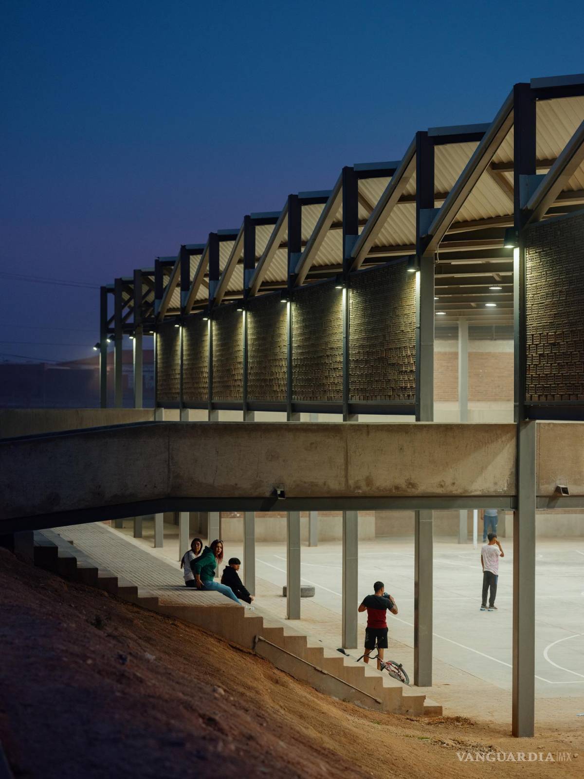 $!Escaleras que sirven de puerta de entrada al nuevo polideportivo de Agua Prieta, Sonora (México).