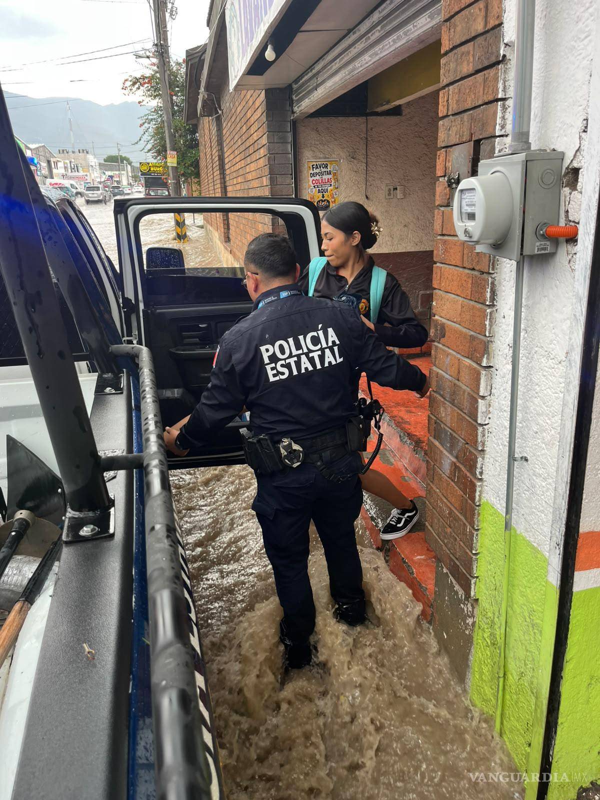 $!Elementos de la Policía Estatal apoyaron a personas afectadas por las lluvias.