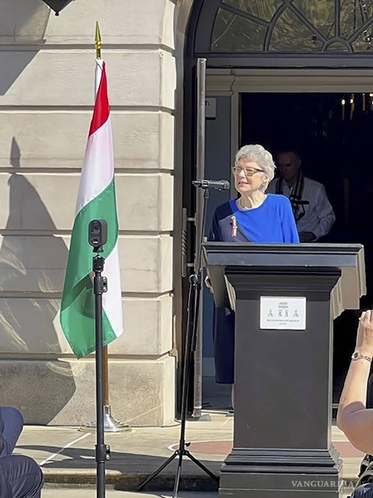 $!Edith Lauer frente al Museo Millennium Gate en Atlanta, Georgia en la inauguración de la estatua del Luchador por la Libertad Húngaro de 1956.