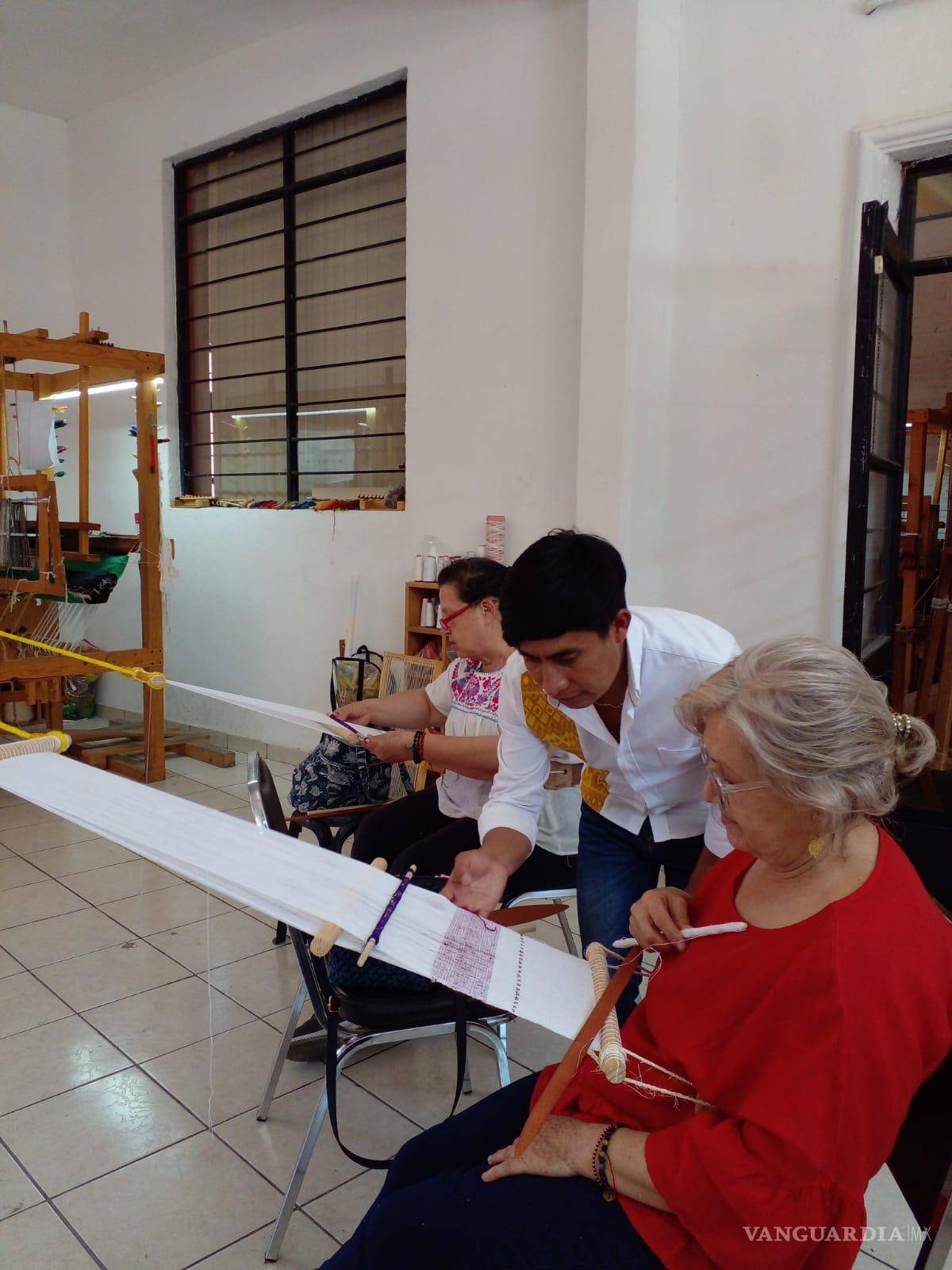 $!Alberto López Gómez, el diseñador indígena que triunfó en Nueva York impartió taller en la Escuela del Sarape