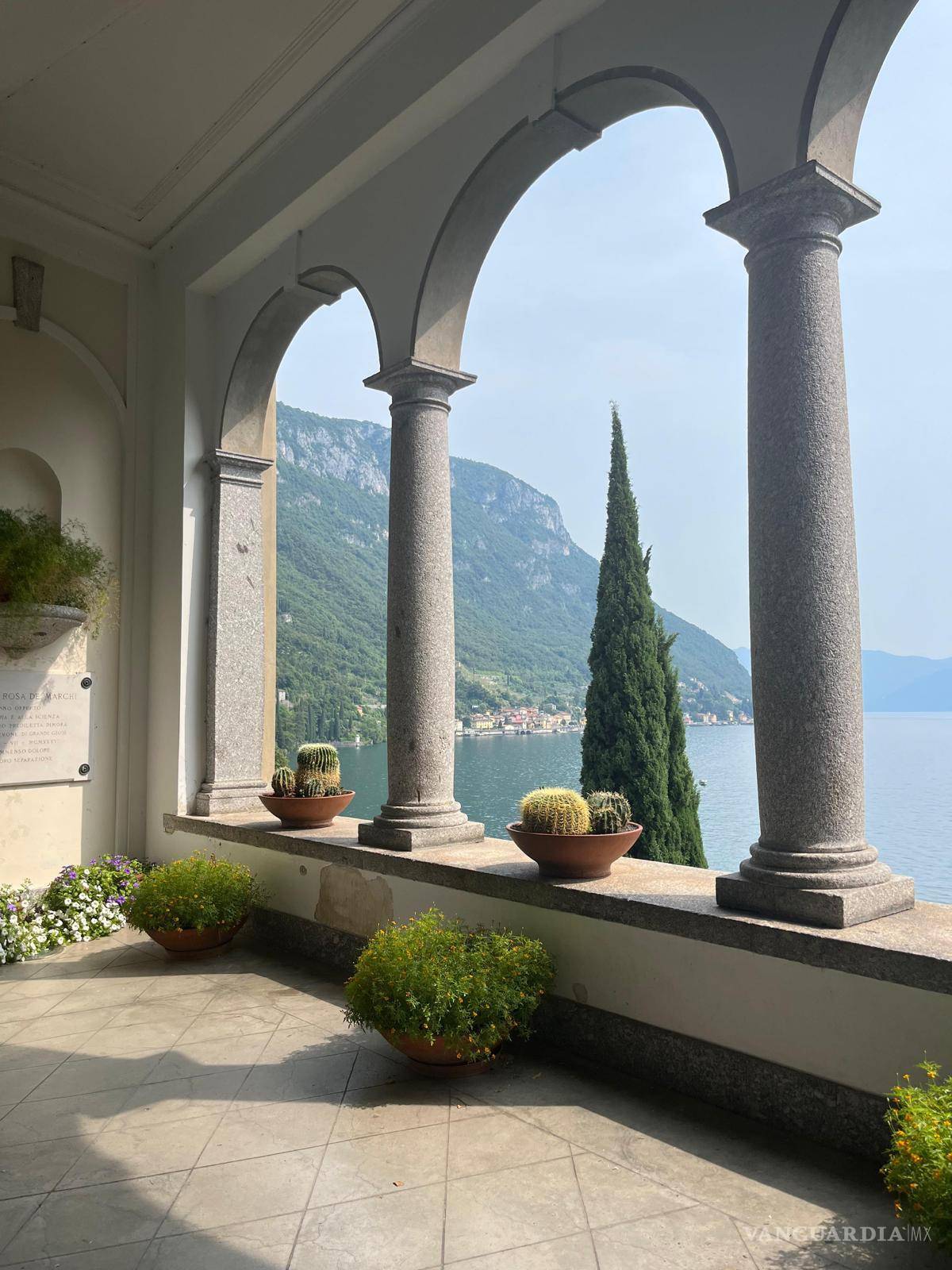 $!Sus aguas cristalinas, rodeadas de altas montañas y colinas cubiertas de vegetación, crean un escenario que parece sacado de un cuento de hadas.