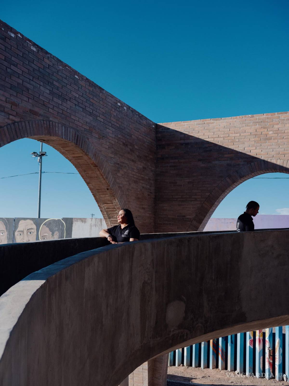 $!Inés Acosta, quien inició un club de lectura, se encuentra en una rampa de la nueva biblioteca diseñada por Fernanda Canales, en Agua Prieta, México.