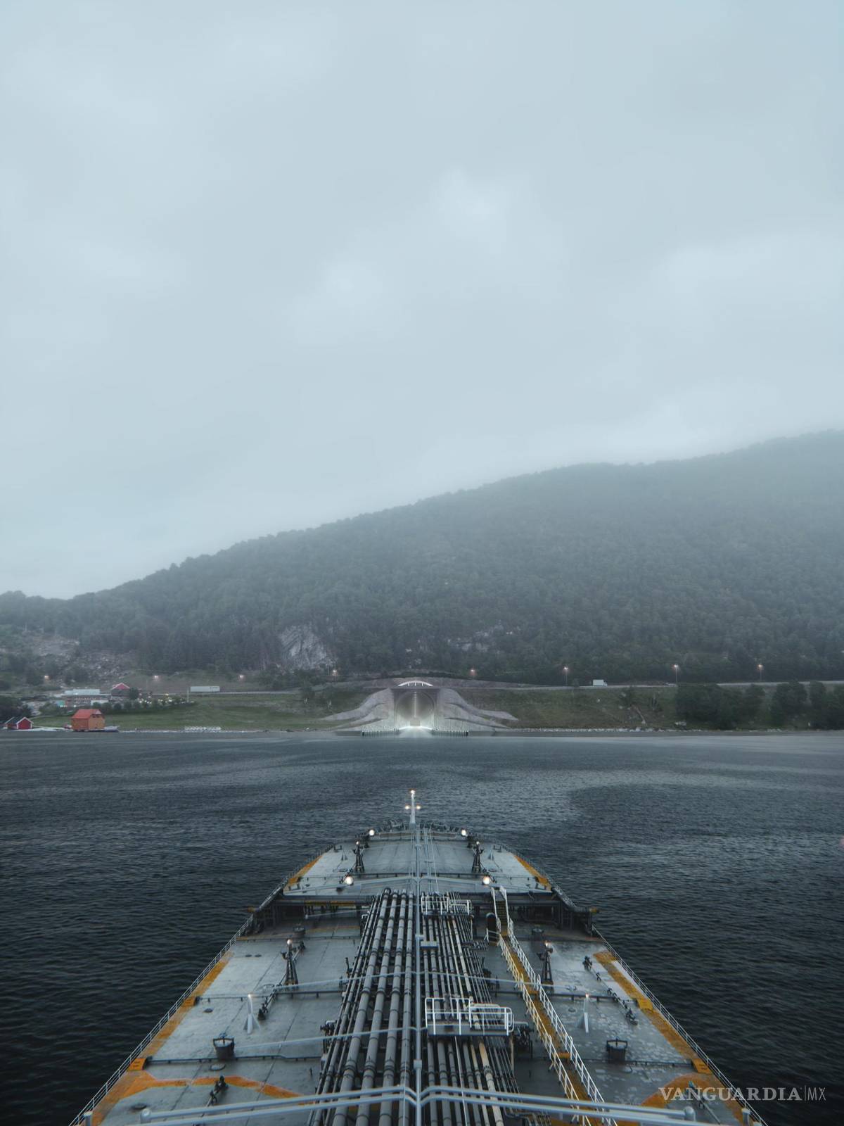 $!Barco carguero aproximándose al túnel de Stad.