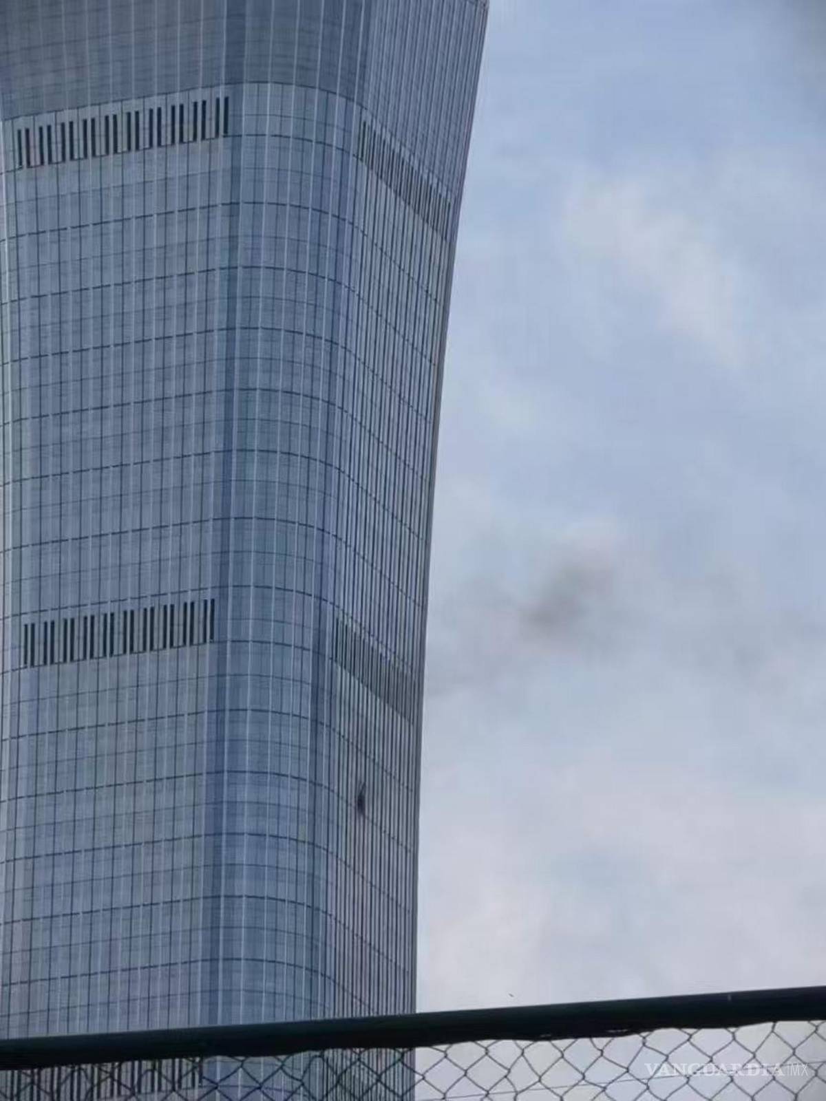 $!L fachada del edificio China Zun con un panel de vidrio dañado este viernes, en Pekin, China.