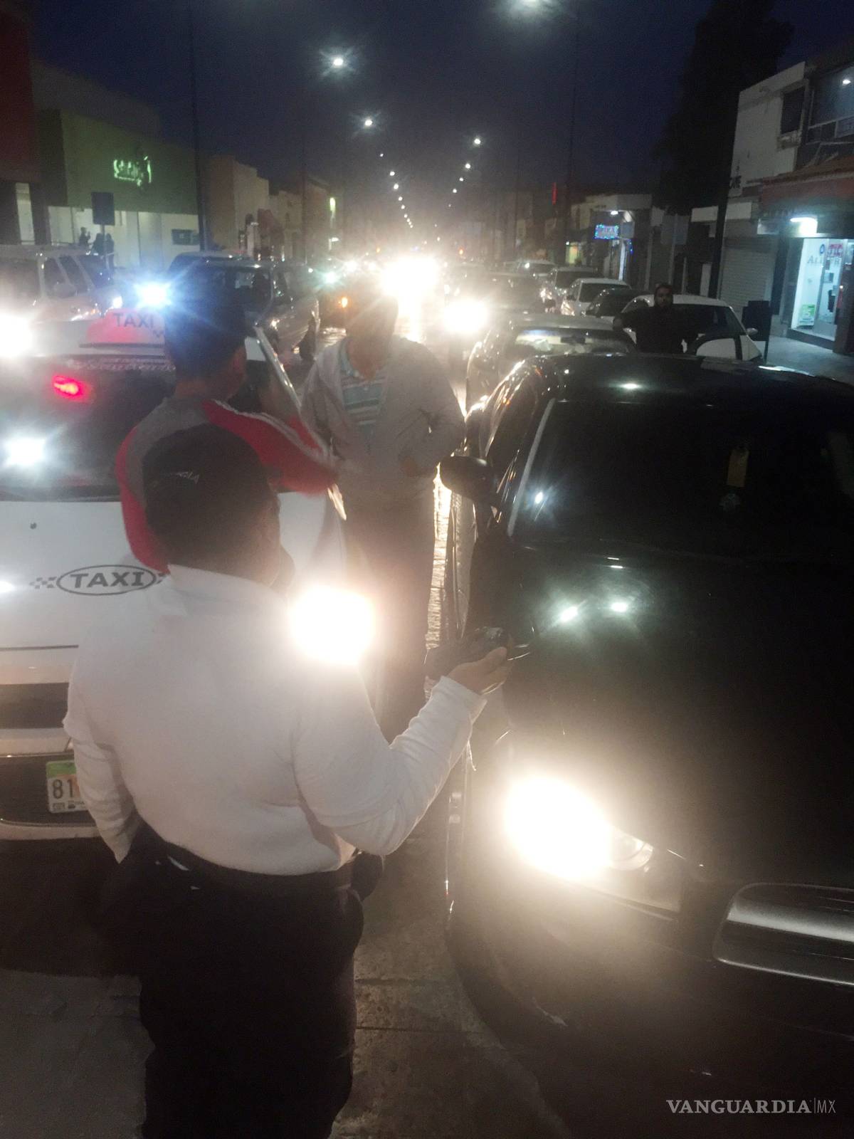 $!Arrecia desabasto de gasolina en la capital de Coahuila tras colapso de la carretera Saltillo-Monterrey