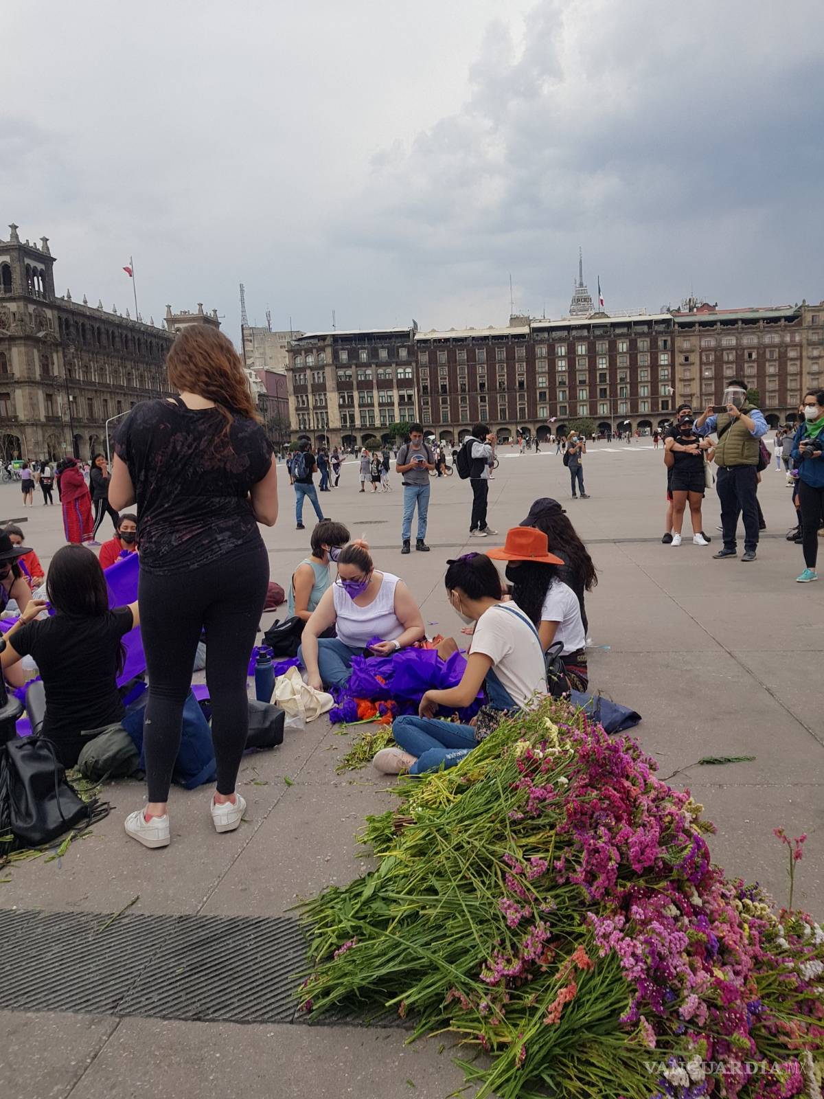 $!Ponen flores en la valla que protege Palacio Nacional