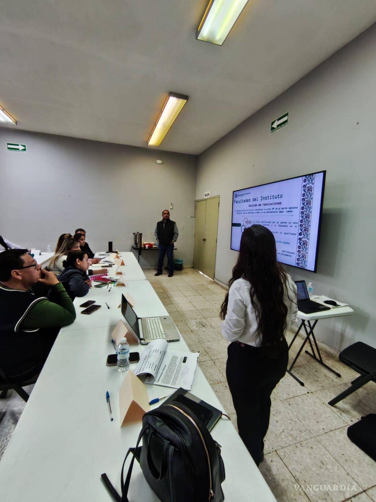 $!El IMSS Coahuila llevará a cabo un ciclo de pláticas informativas en las diferentes regiones de la entidad, además de poner a disposición de los patrones diversos materiales de apoyo —como videos tutoriales, guías prácticas y un apartado de preguntas frecuentes— a través de su portal institucional.