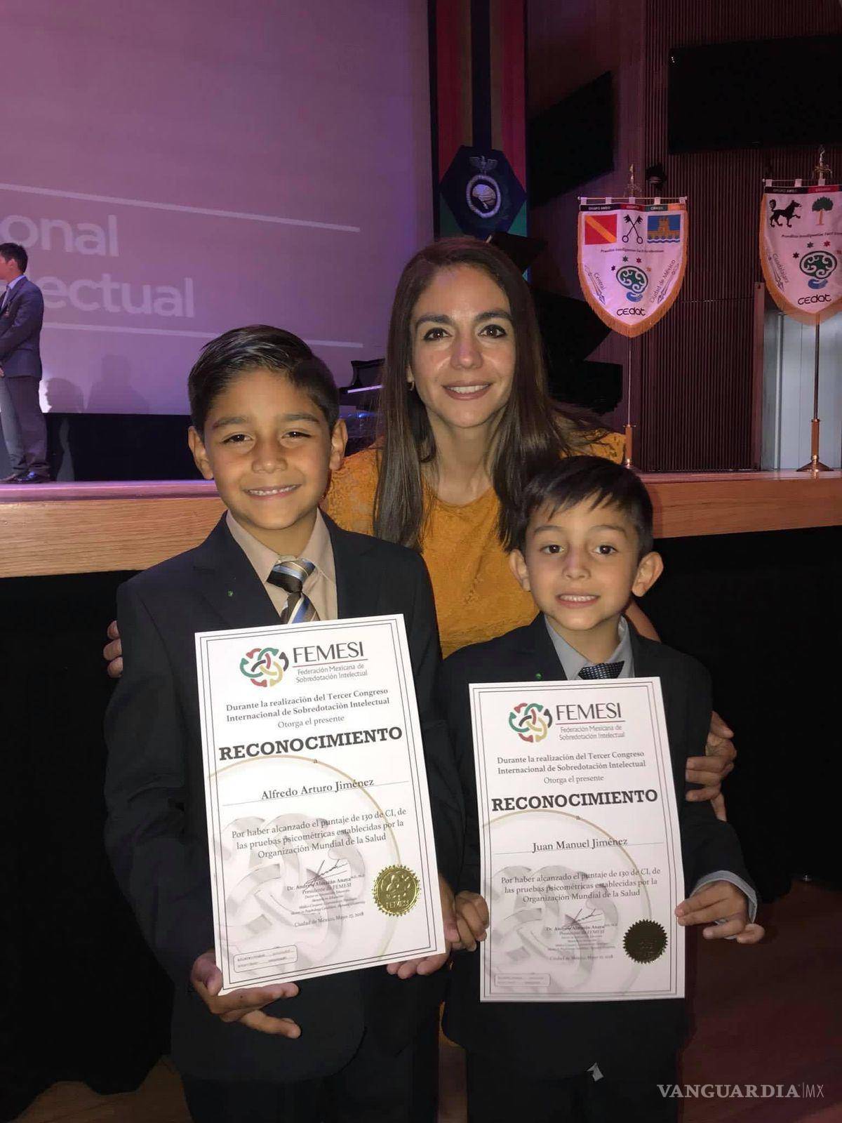 $!Serán superdotados, pero al final sus papás no quieren que Alfredo y Manu dejen de ser niños.