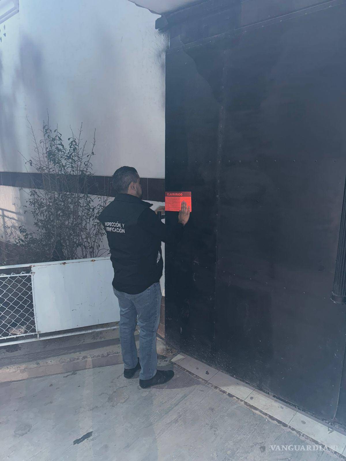 $!Una quinta en el ejido San Antonio de los Bravos fue cerrada por operar fuera de horario y carecer de permisos vigentes.