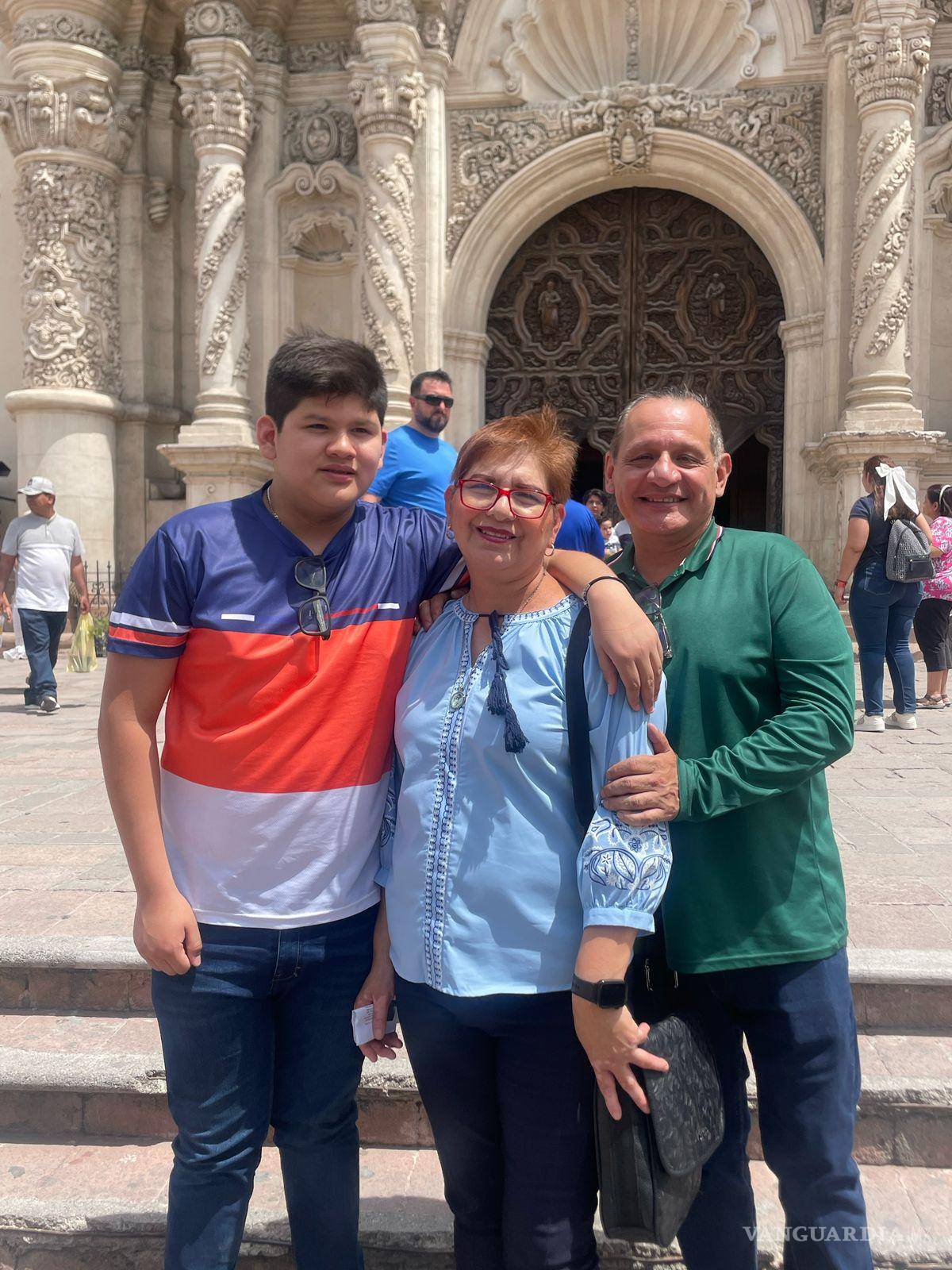 $!Rosa María Pedraza lleva más de 45 años visitando los Siete Templos en familia, una práctica que considera fundamental para fortalecer los valores sociales.