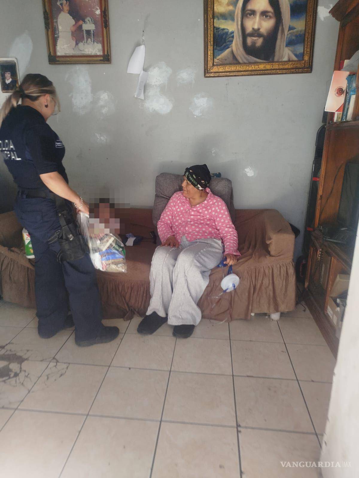 $!Además de prevención, la Comisaría realiza acciones de proximidad ciudadana entregando despensas y artículos de higiene personal.