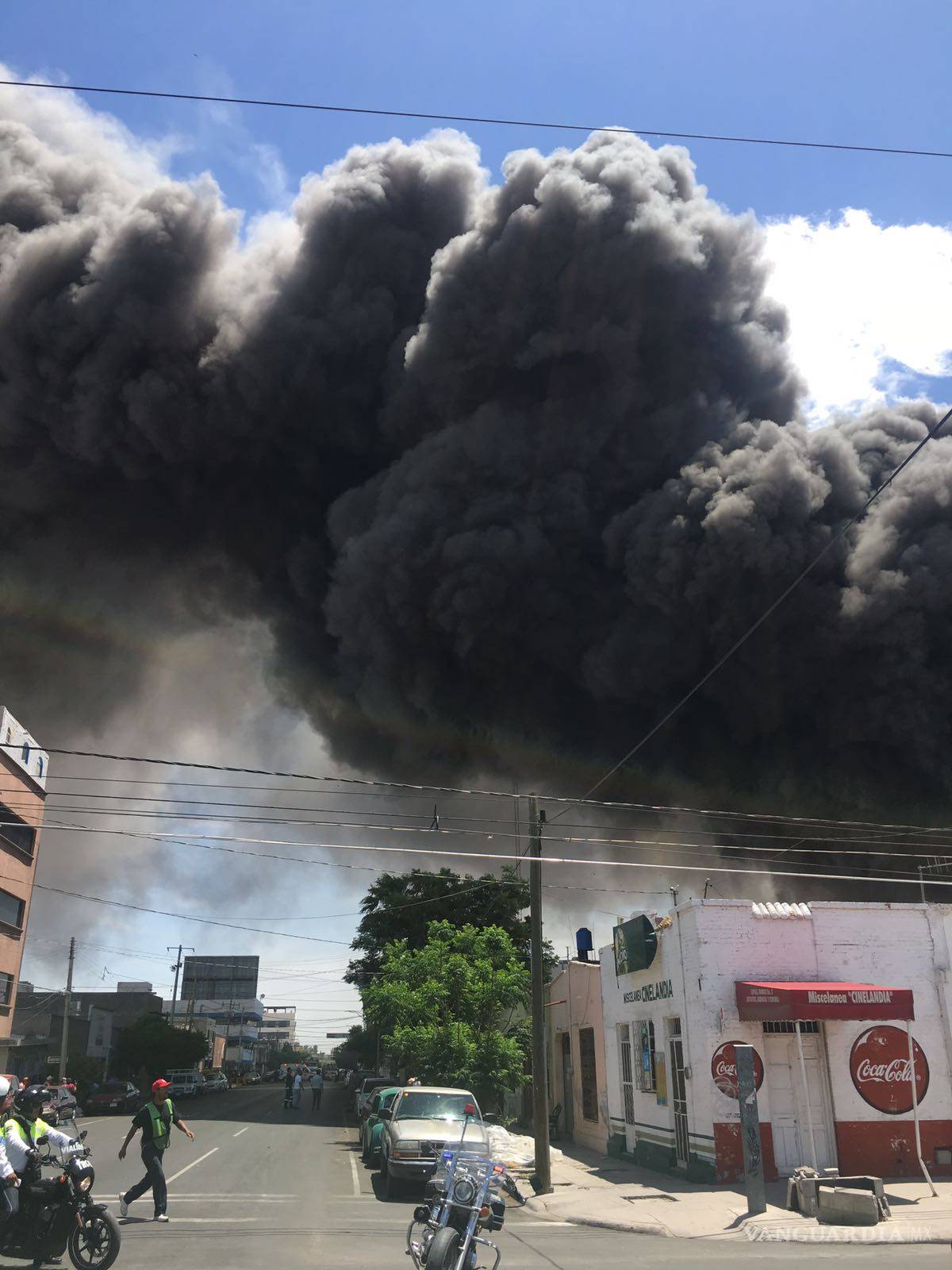$!Fuego arrasa con negocio en Torreón