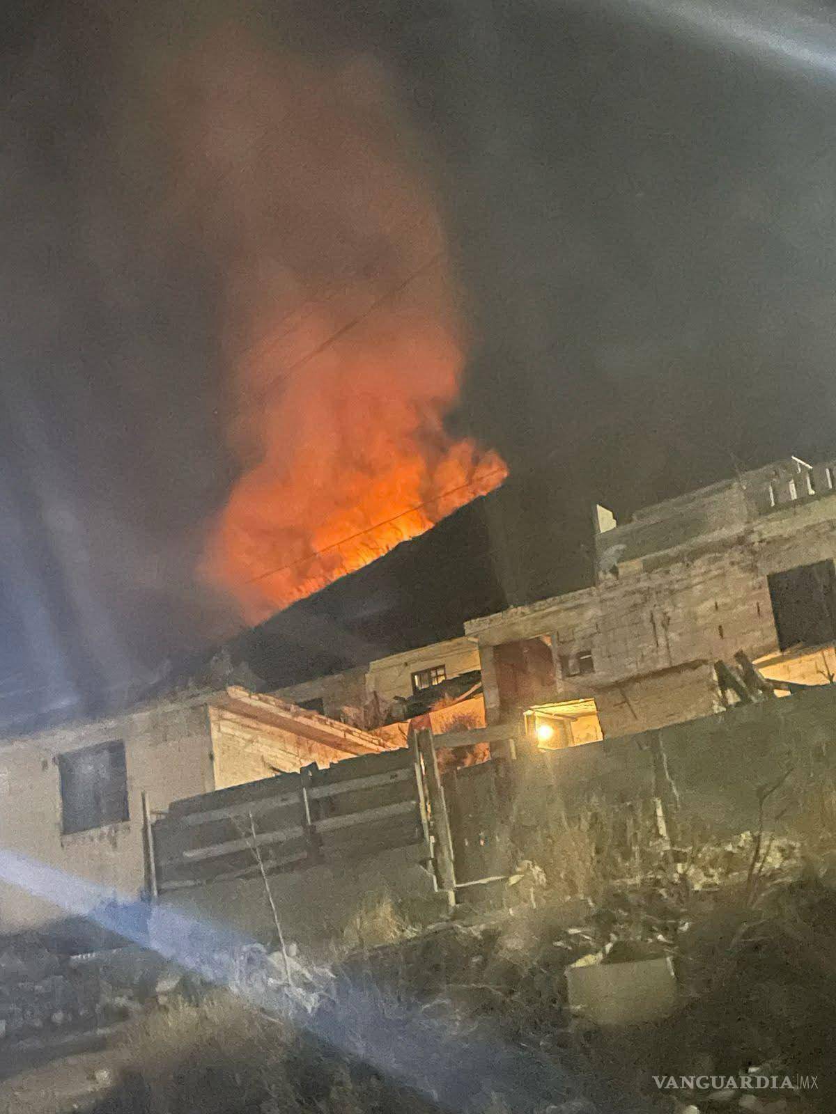 $!El fuego fue visible desde varias colonias, lo que movilizó a equipos de emergencia.