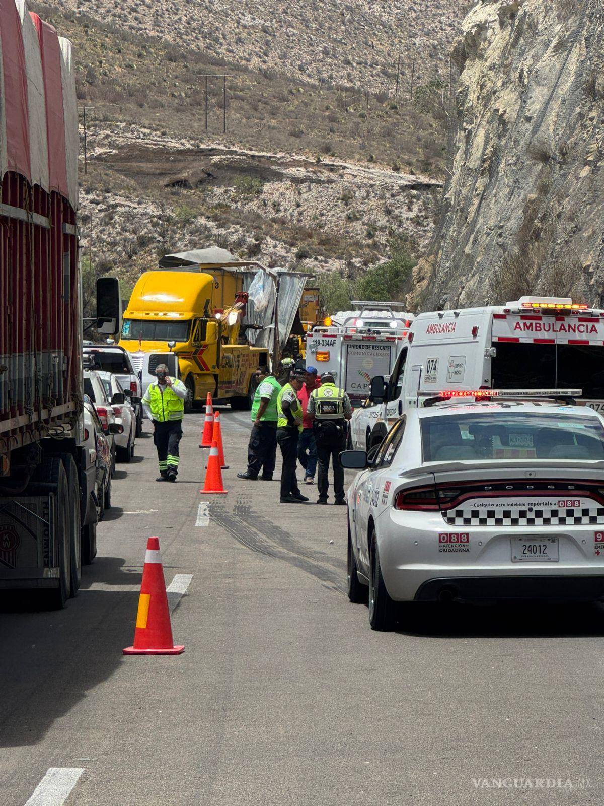 $!Desde afuera queda una carretera detenida, conos, patrullas y ambulancias. Dentro de ese perímetro, cada minuto pertenece a alguien que necesita ayuda.