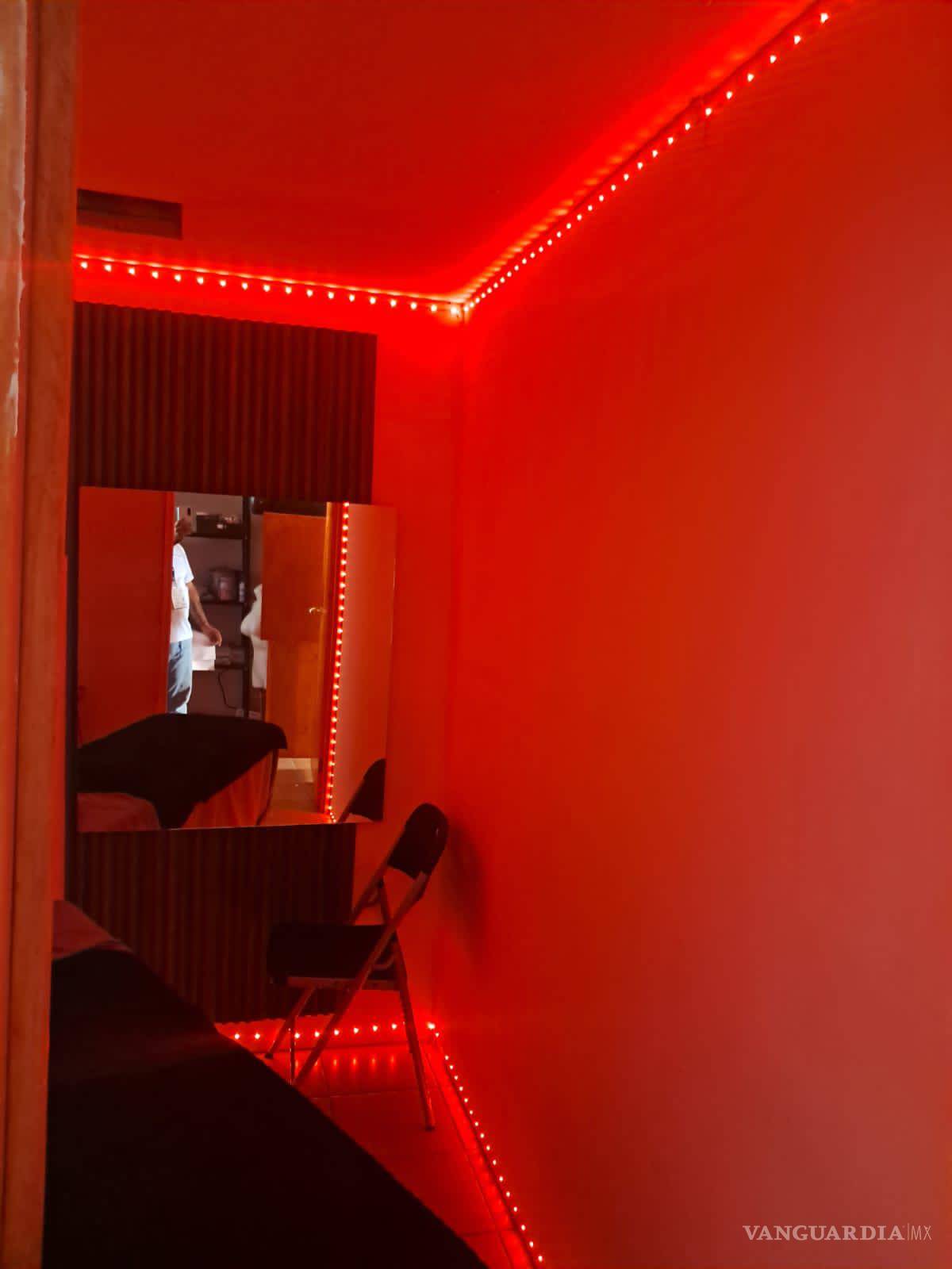 $!Autoridades levantan el acta de clausura mientras vecinos observan el procedimiento.