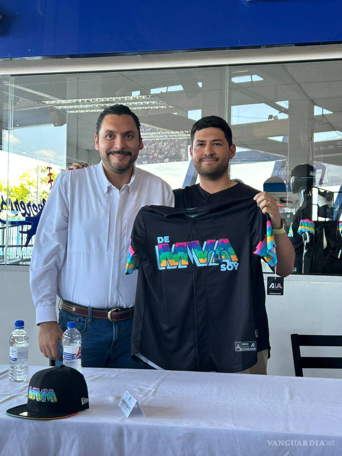 $!El jersey es de color negro con letras en colores fosfo.