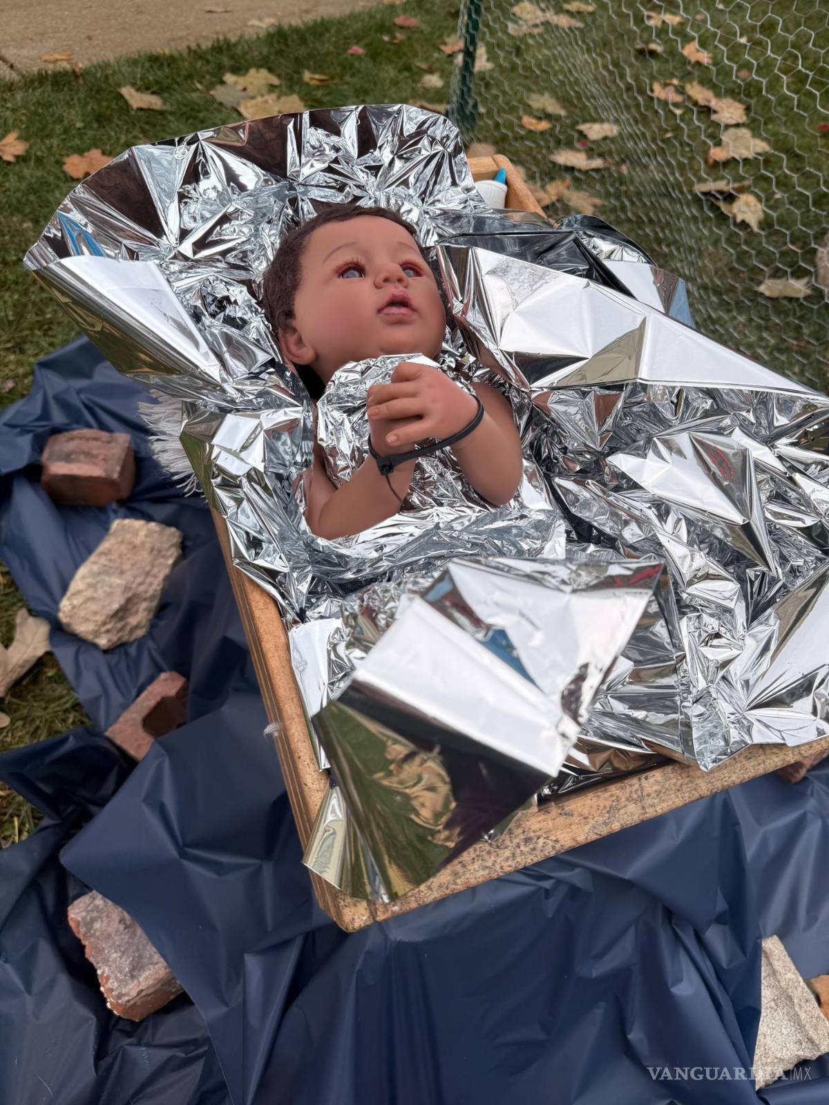 $!Un Niño Jesús en una caja con las manos atadas. Este nacimiento provocó polémica por estar inspirado en la política migratoria de Trump.