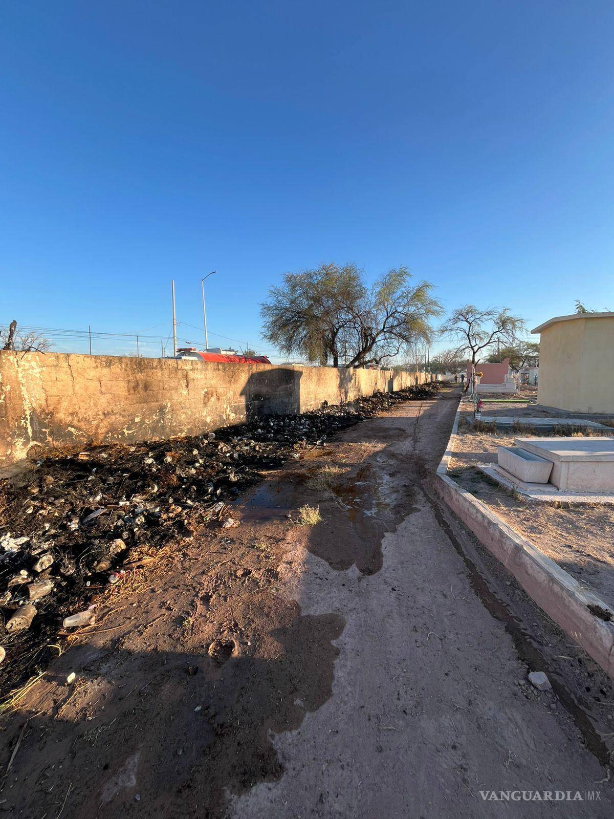 $!La movilización de elementos de emergencia evitó que las llamas se propagaran al interior del panteón.