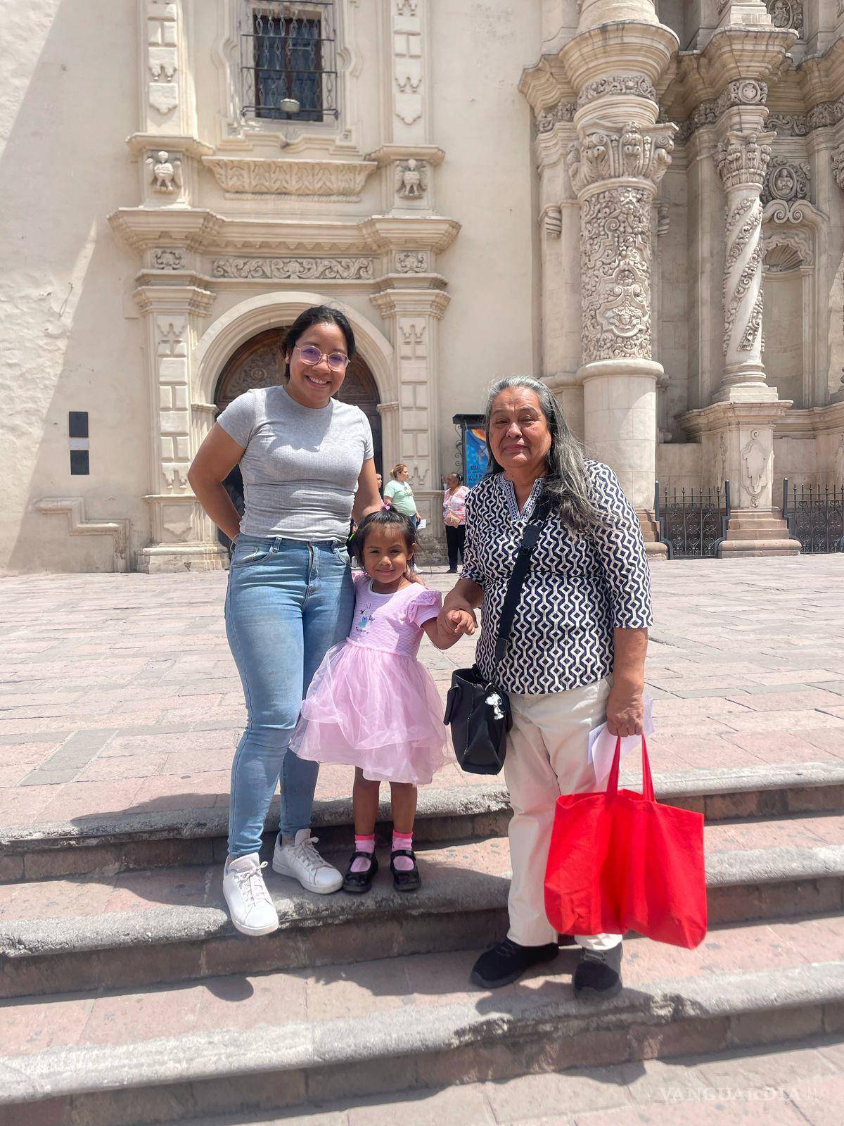 $!Lidia Cruz, originaria de Veracruz, vivió por primera vez el recorrido de los templos en Saltillo junto a su hija y su nieta durante sus vacaciones.