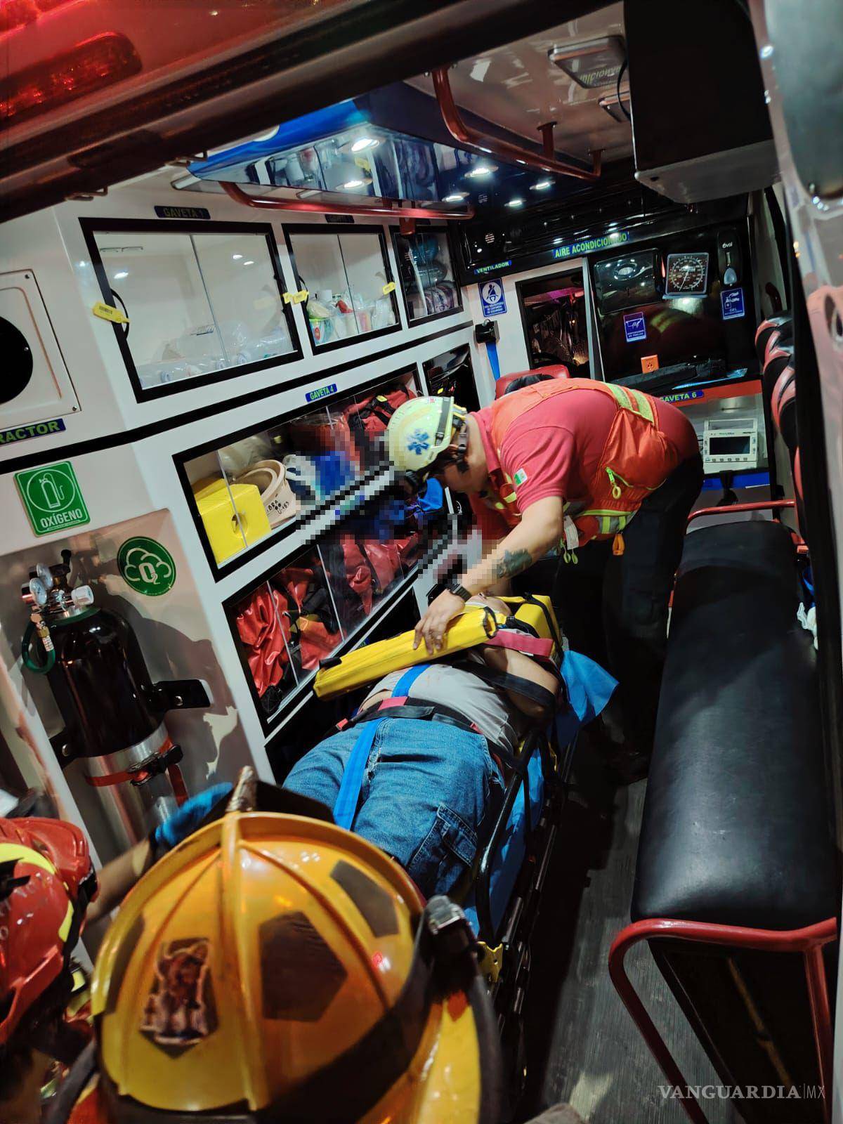 $!Paramédicos de Protección Civil y bomberos prestaron auxilio a los lesionados en el lugar del percance.