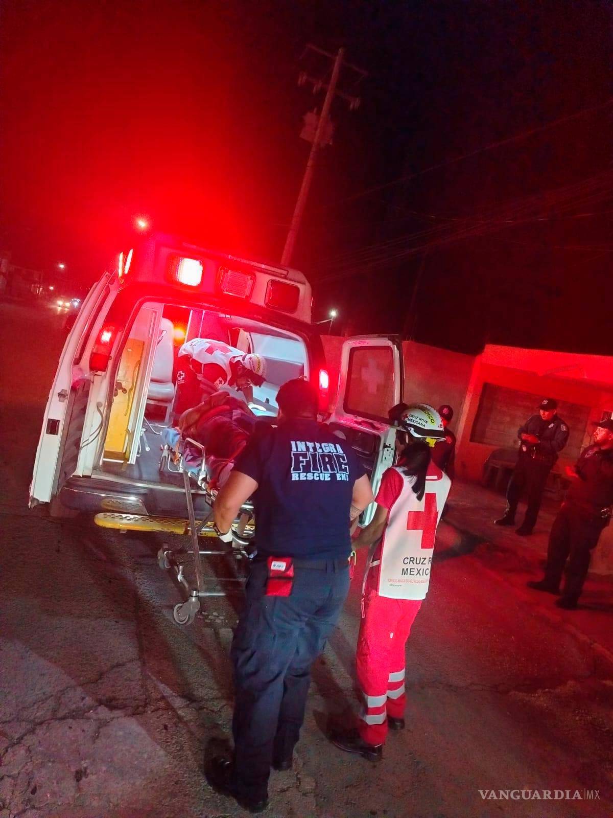 $!Paramédicos trasladaron al hombre a un centro de salud, donde se confirmó que presentaba lesiones graves en órganos internos.