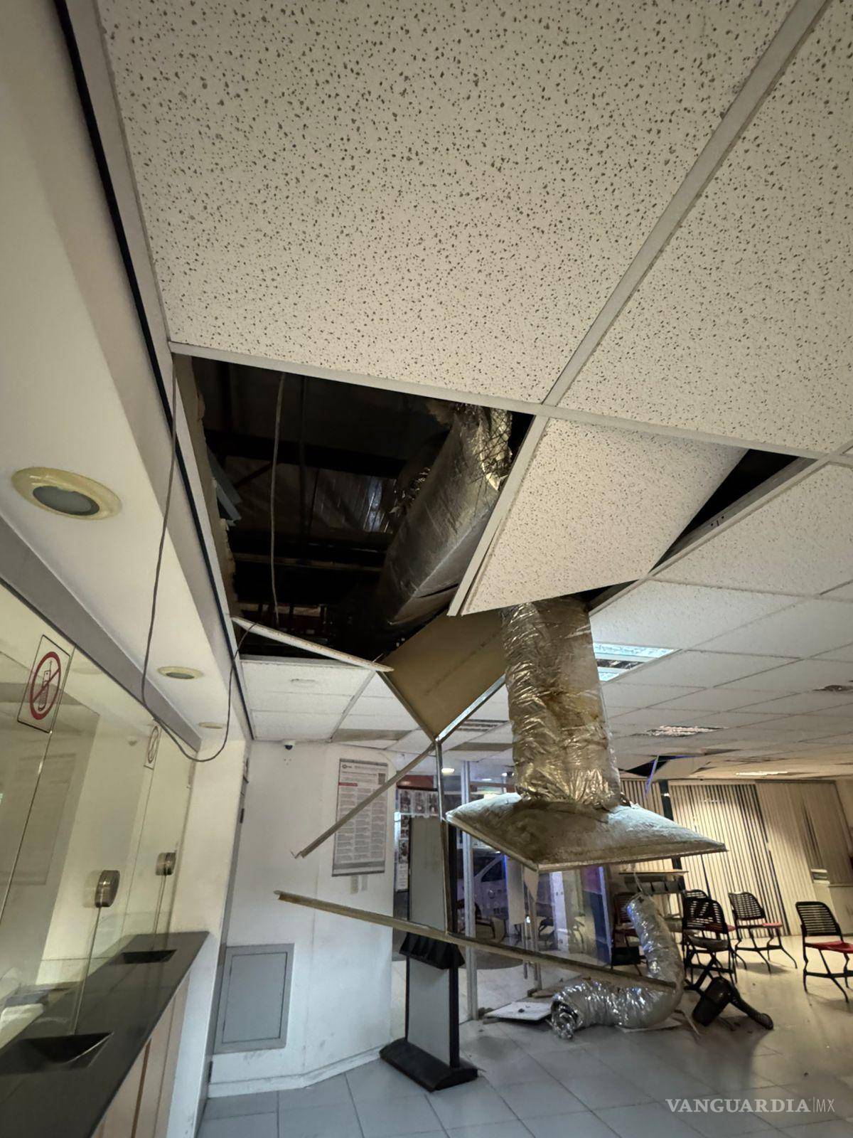 $!Destrozos provocó el maleante al entrar al banco.