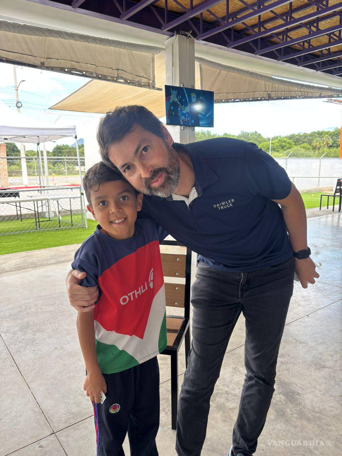 $!Cidclay Gonçalves, originario de Brasil y residente en Coahuila, vive junto a su hijo João la emoción del álbum del Mundial 2026, fortaleciendo su vínculo a través del intercambio de estampas y los partidos de futbol.