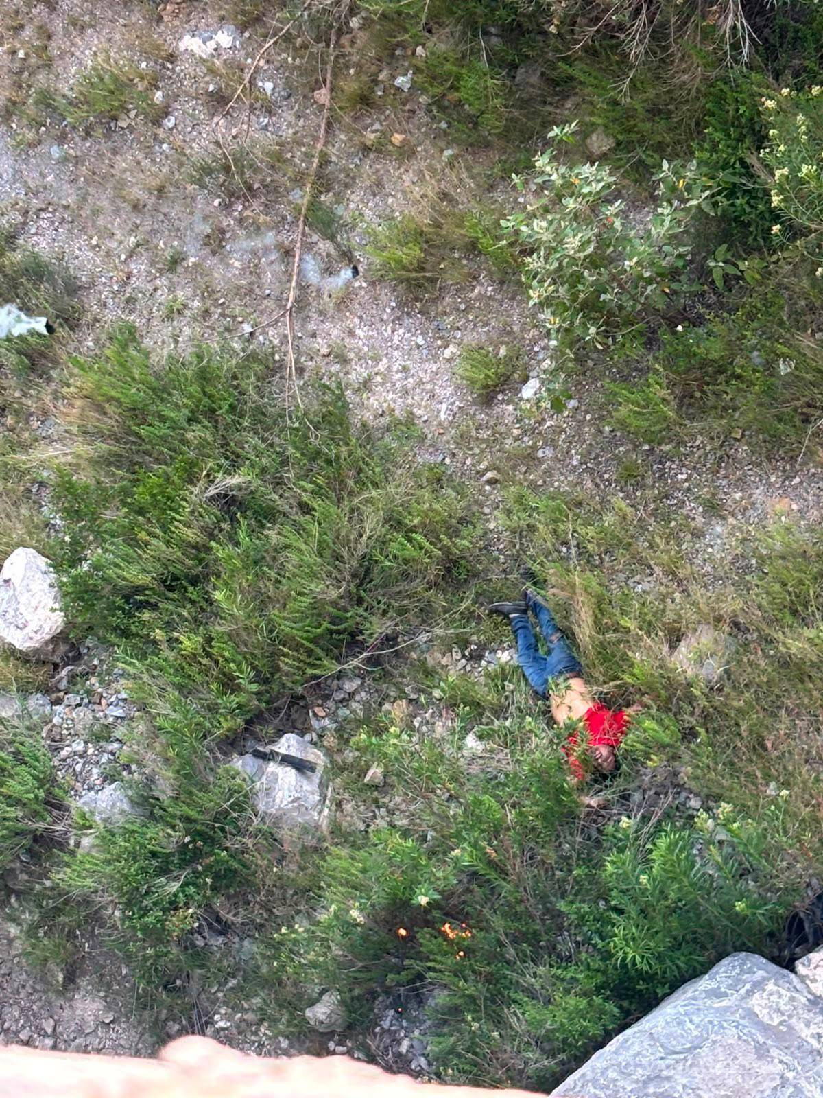 $!Uno de los operadores cayó a un barranco al intentar escapar de las llamas, fue auxiliado por los cuerpos de rescate pero posteriormente se informó que perdió la vida.