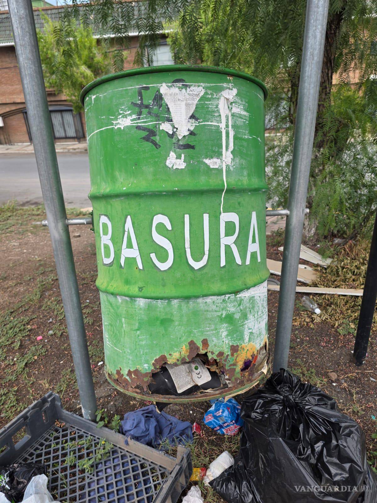 $!Deterioro visible y grafiti presentan los contenedores ubicados en el cruce de Francisco Coss y la calle Monclova, según denunciaron ciudadanos.