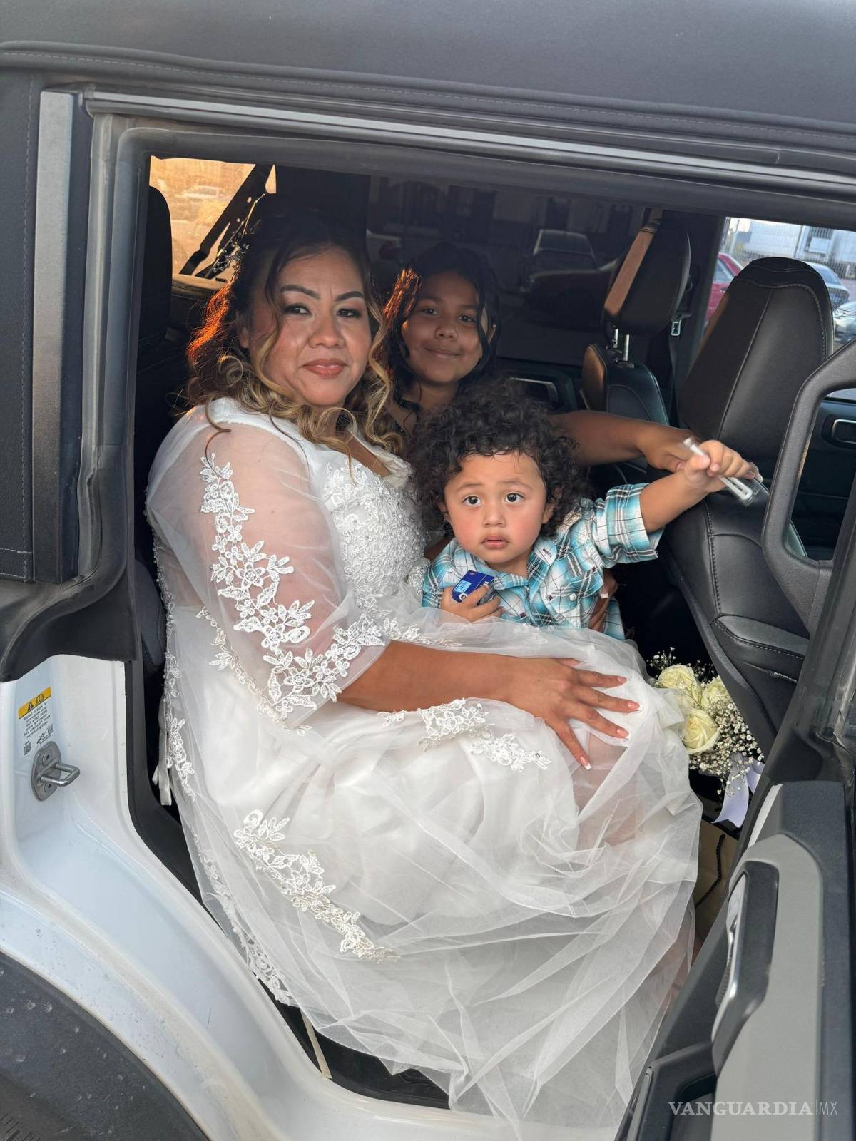 $!Acompañados de sus hijos, los recién casados enternecieron a miles de usuarios al regresar al lugar donde inició su historia de amor.