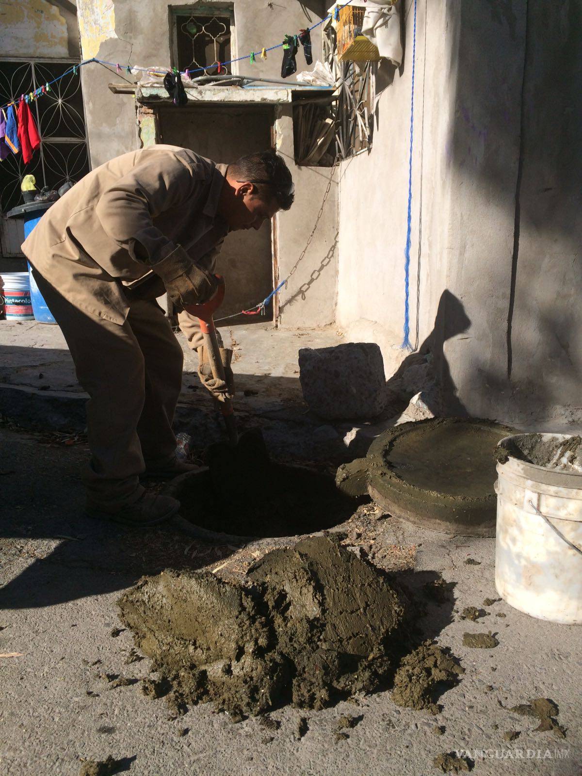 $!Retira Simas Torreón taponamientos del drenaje en la Martínez Adame