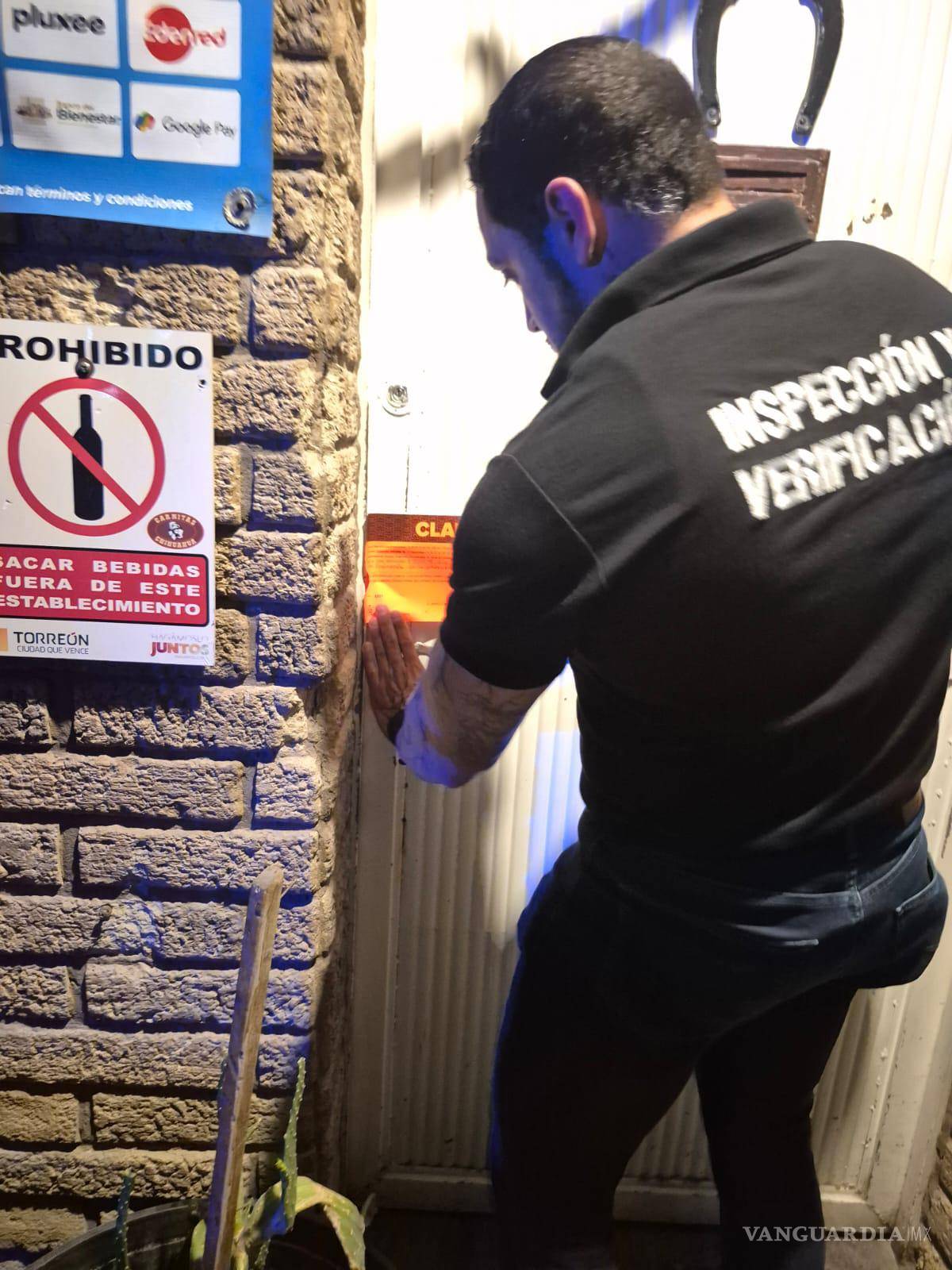 $!Inspectores municipales levantaron un acta administrativa por las irregularidades detectadas durante la revisión del establecimiento.