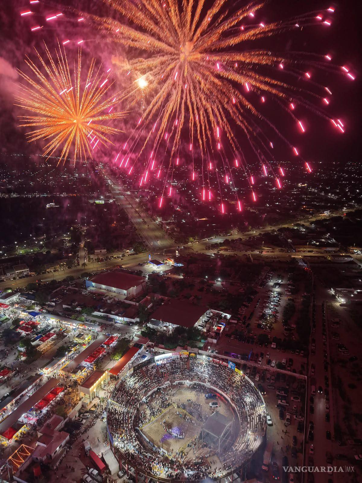$!El espectáculo de los fuegos de pirotecnia marcaron el final de la feria.