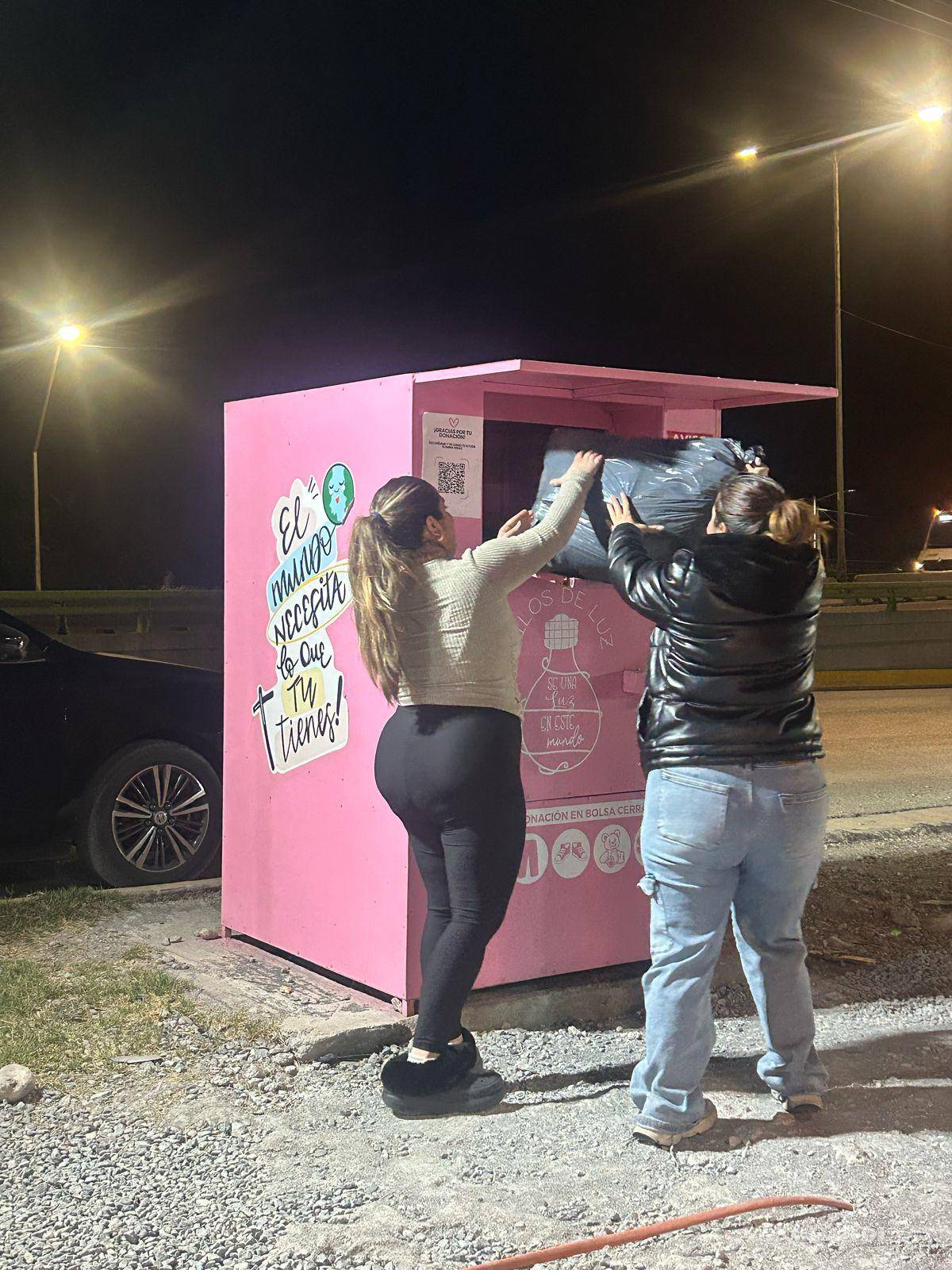 $!Ciudadanas altruistas hacen uso de los contenedores, dejando una donación en módulo ubicado en el V. Carranza.