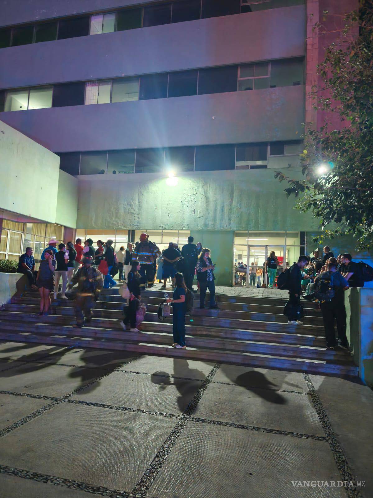 $!Personal médico y pacientes evacuaron la clínica 7 del IMSS en Monclova tras el incendio provocado por un cortocircuito.